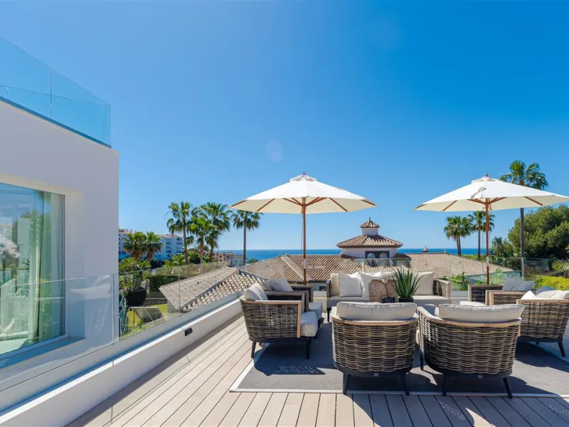9 BEDROOM SOUTH-WEST FACING LUXURIOUS VILLAS WITH 2 HEATED SWIMMING POOLS, CINEMA ROOM, GYM AND WINE BODEGA CLOSE TO THE BEACH.