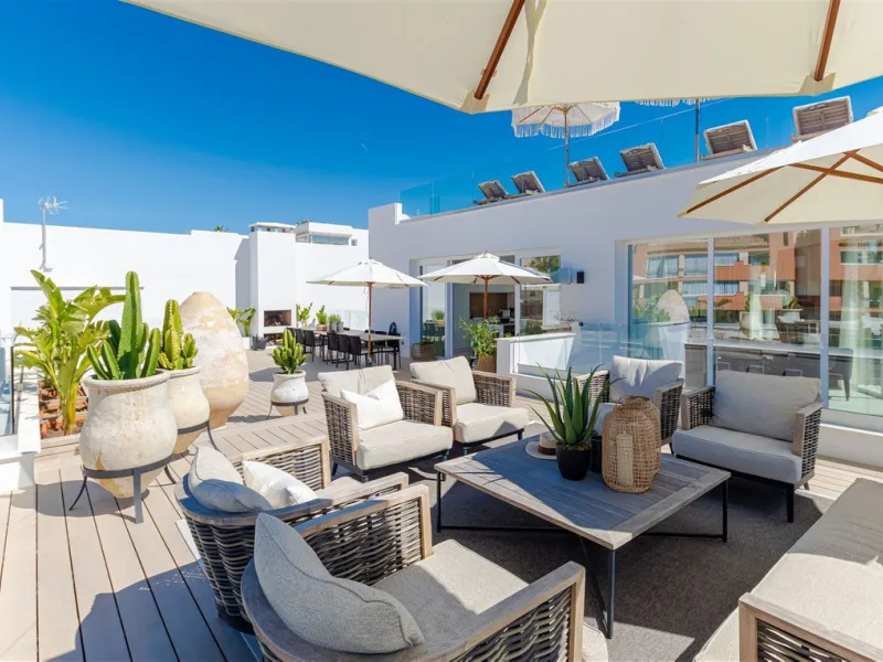 9 BEDROOM SOUTH-WEST FACING LUXURIOUS VILLAS WITH 2 HEATED SWIMMING POOLS, CINEMA ROOM, GYM AND WINE BODEGA CLOSE TO THE BEACH.