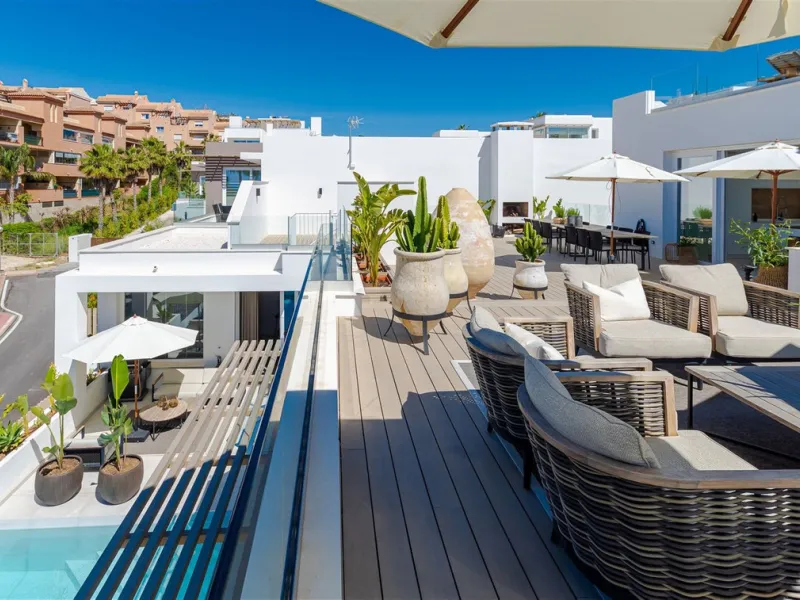 9 BEDROOM SOUTH-WEST FACING LUXURIOUS VILLAS WITH 2 HEATED SWIMMING POOLS, CINEMA ROOM, GYM AND WINE BODEGA CLOSE TO THE BEACH.