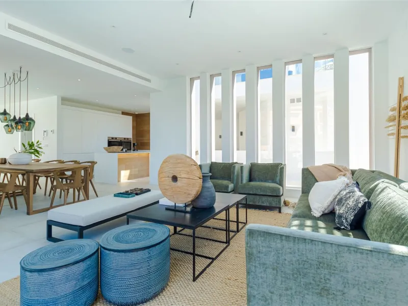 9 BEDROOM SOUTH-WEST FACING LUXURIOUS VILLAS WITH 2 HEATED SWIMMING POOLS, CINEMA ROOM, GYM AND WINE BODEGA CLOSE TO THE BEACH.