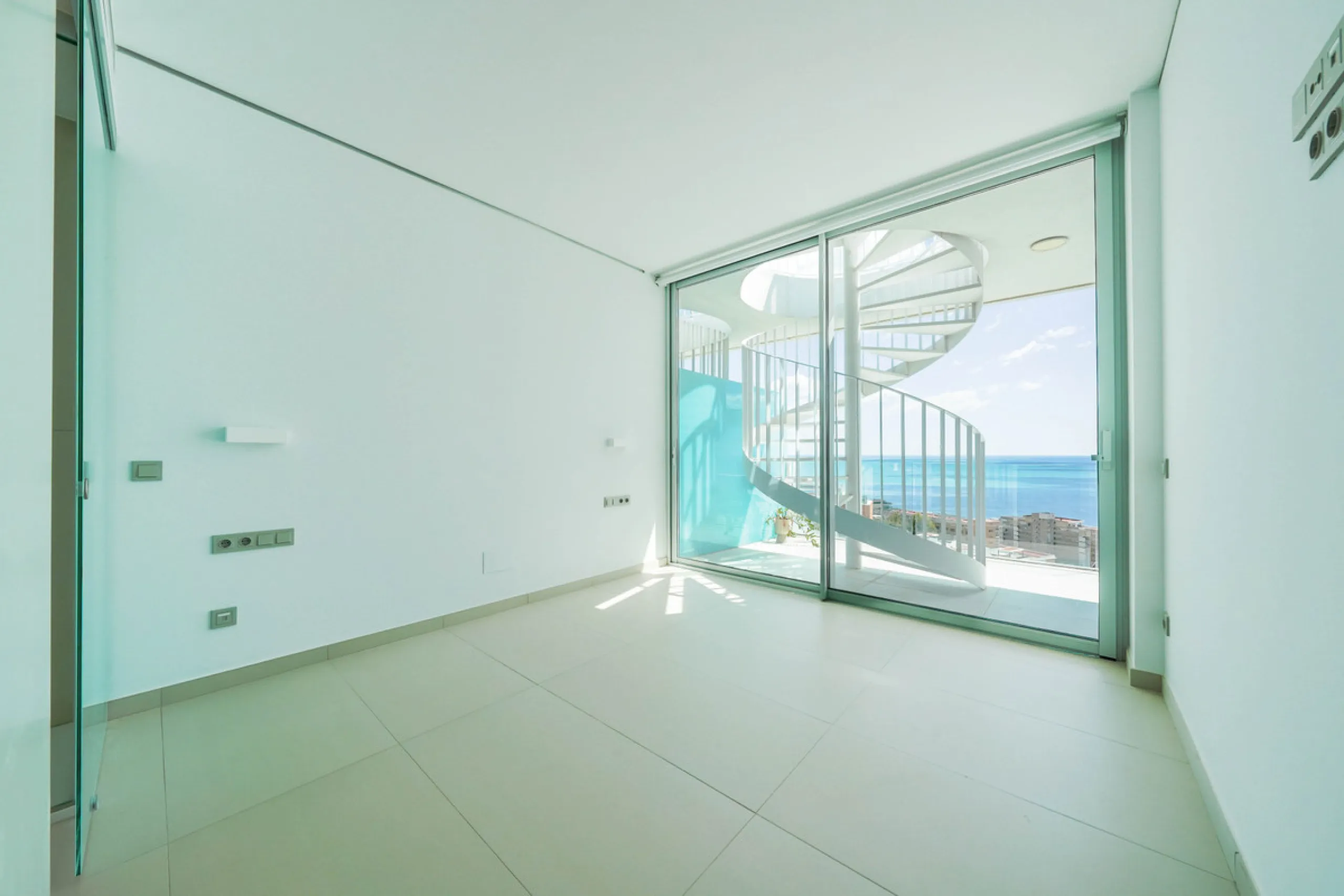 This beautiful south-facing duplex penthouse is located in the exclusive La Reserva del Higuerón Resort, Fuengirola. The property offers a bright and modern open-plan living and dining area with a fully fitted kitchen, designed for comfort and functionali