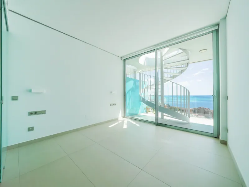 This beautiful south-facing duplex penthouse is located in the exclusive La Reserva del Higuerón Resort, Fuengirola. The property offers a bright and modern open-plan living and dining area with a fully fitted kitchen, designed for comfort and functionali