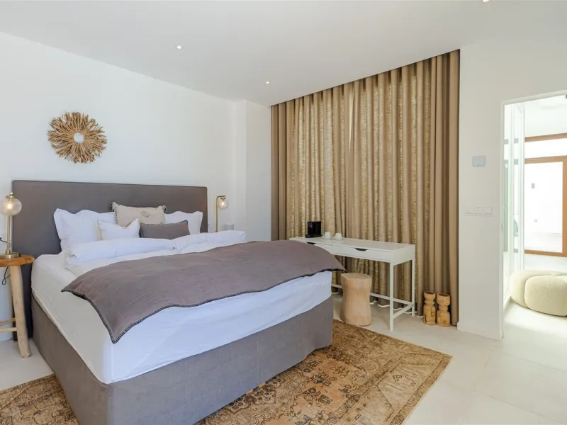 9 BEDROOM SOUTH-WEST FACING LUXURIOUS VILLAS WITH 2 HEATED SWIMMING POOLS, CINEMA ROOM, GYM AND WINE BODEGA CLOSE TO THE BEACH.