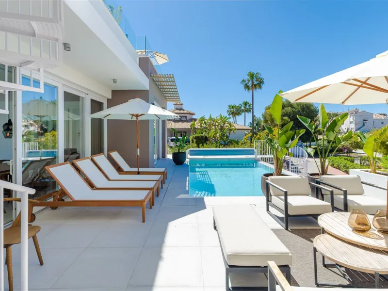 9 BEDROOM SOUTH-WEST FACING LUXURIOUS VILLAS WITH 2 HEATED SWIMMING POOLS, CINEMA ROOM, GYM AND WINE BODEGA CLOSE TO THE BEACH.