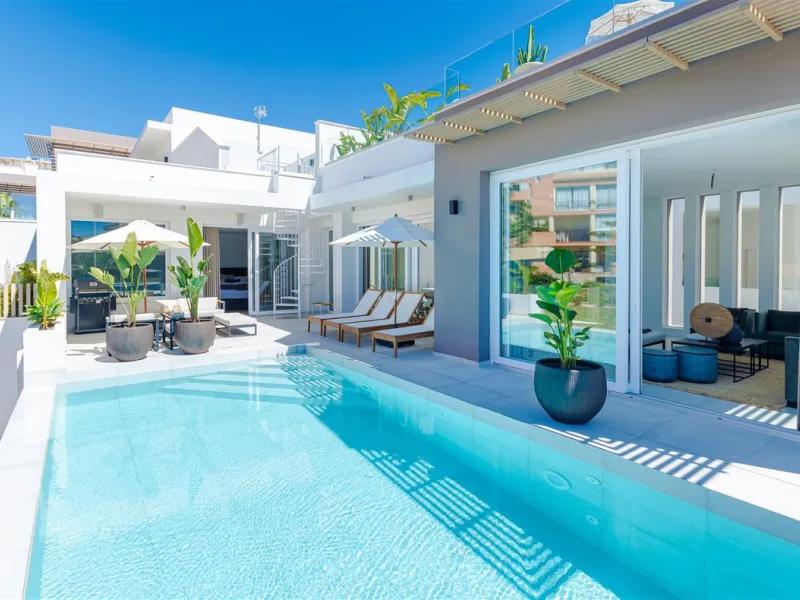 9 BEDROOM SOUTH-WEST FACING LUXURIOUS VILLAS WITH 2 HEATED SWIMMING POOLS, CINEMA ROOM, GYM AND WINE BODEGA CLOSE TO THE BEACH.