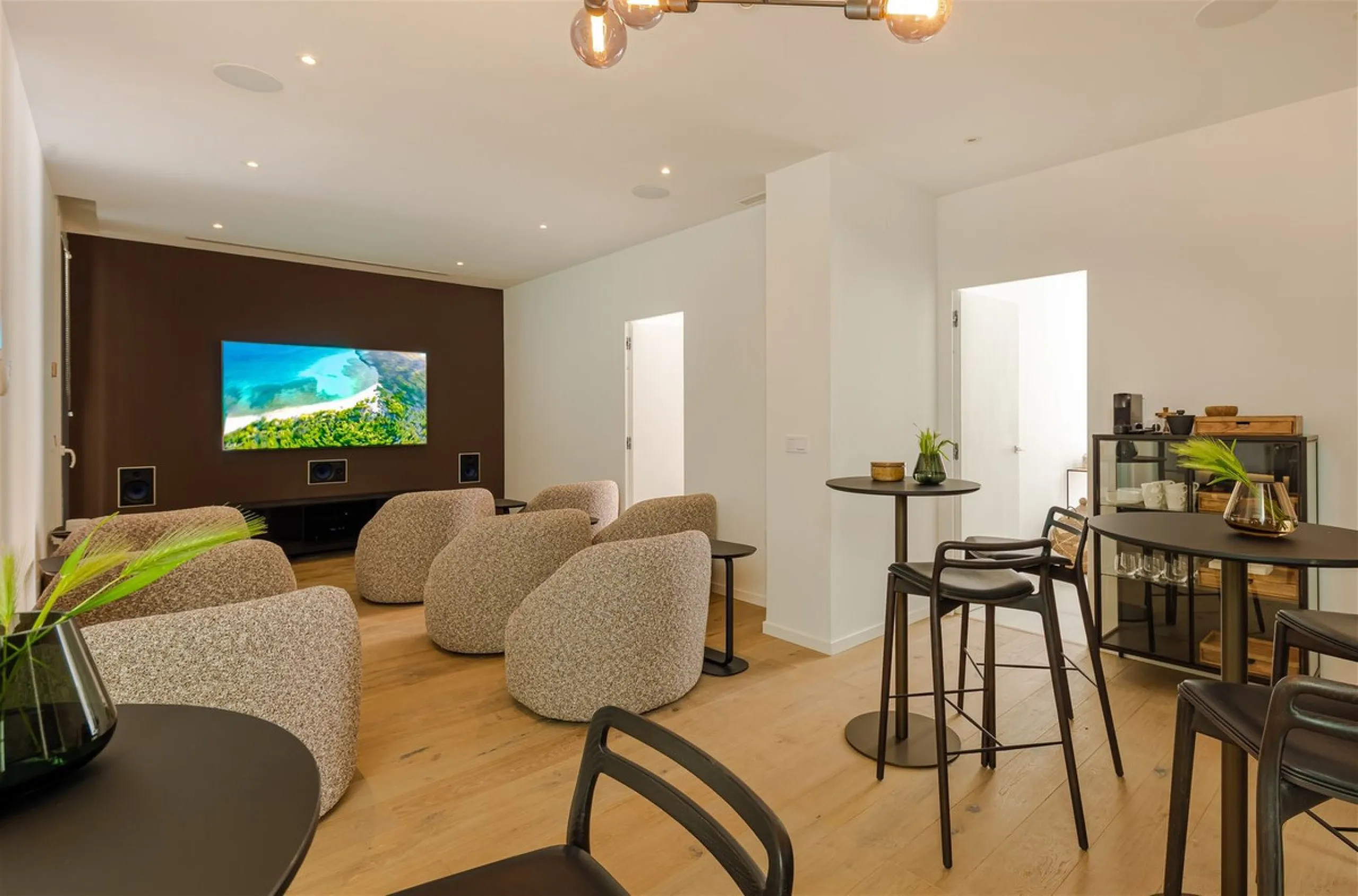 9 BEDROOM SOUTH-WEST FACING LUXURIOUS VILLAS WITH 2 HEATED SWIMMING POOLS, CINEMA ROOM, GYM AND WINE BODEGA CLOSE TO THE BEACH.