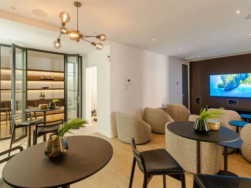 9 BEDROOM SOUTH-WEST FACING LUXURIOUS VILLAS WITH 2 HEATED SWIMMING POOLS, CINEMA ROOM, GYM AND WINE BODEGA CLOSE TO THE BEACH.
