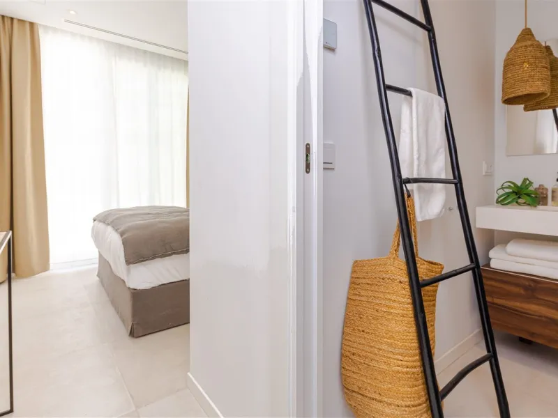9 BEDROOM SOUTH-WEST FACING LUXURIOUS VILLAS WITH 2 HEATED SWIMMING POOLS, CINEMA ROOM, GYM AND WINE BODEGA CLOSE TO THE BEACH.