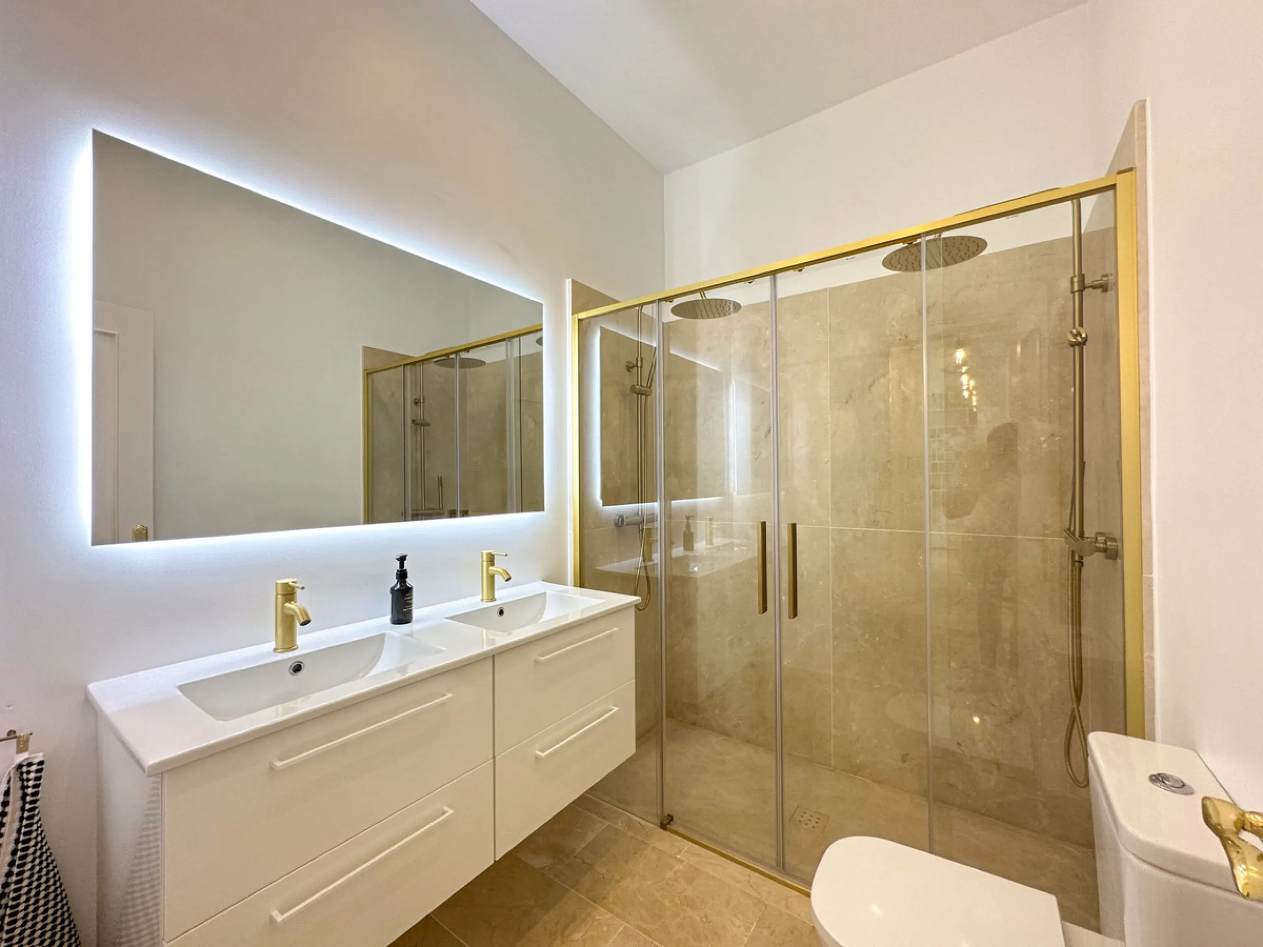 Apartment - Middle Floor Apartment в продаже в Málaga, Málaga. В доме 3 спален и 1 ванных комнат. Площадь дома 105 м²