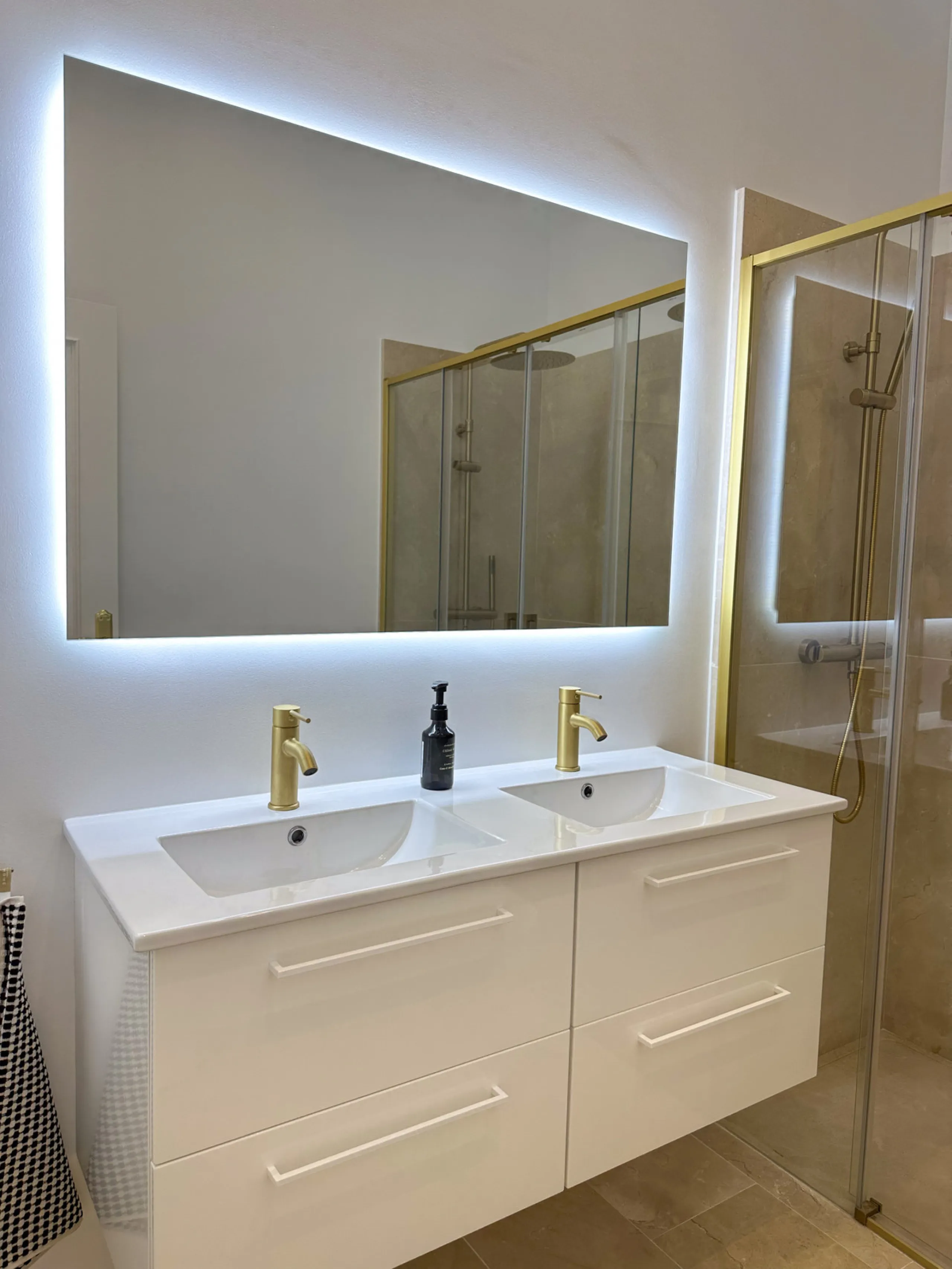Apartment - Middle Floor Apartment в продаже в Málaga, Málaga. В доме 3 спален и 1 ванных комнат. Площадь дома 105 м²