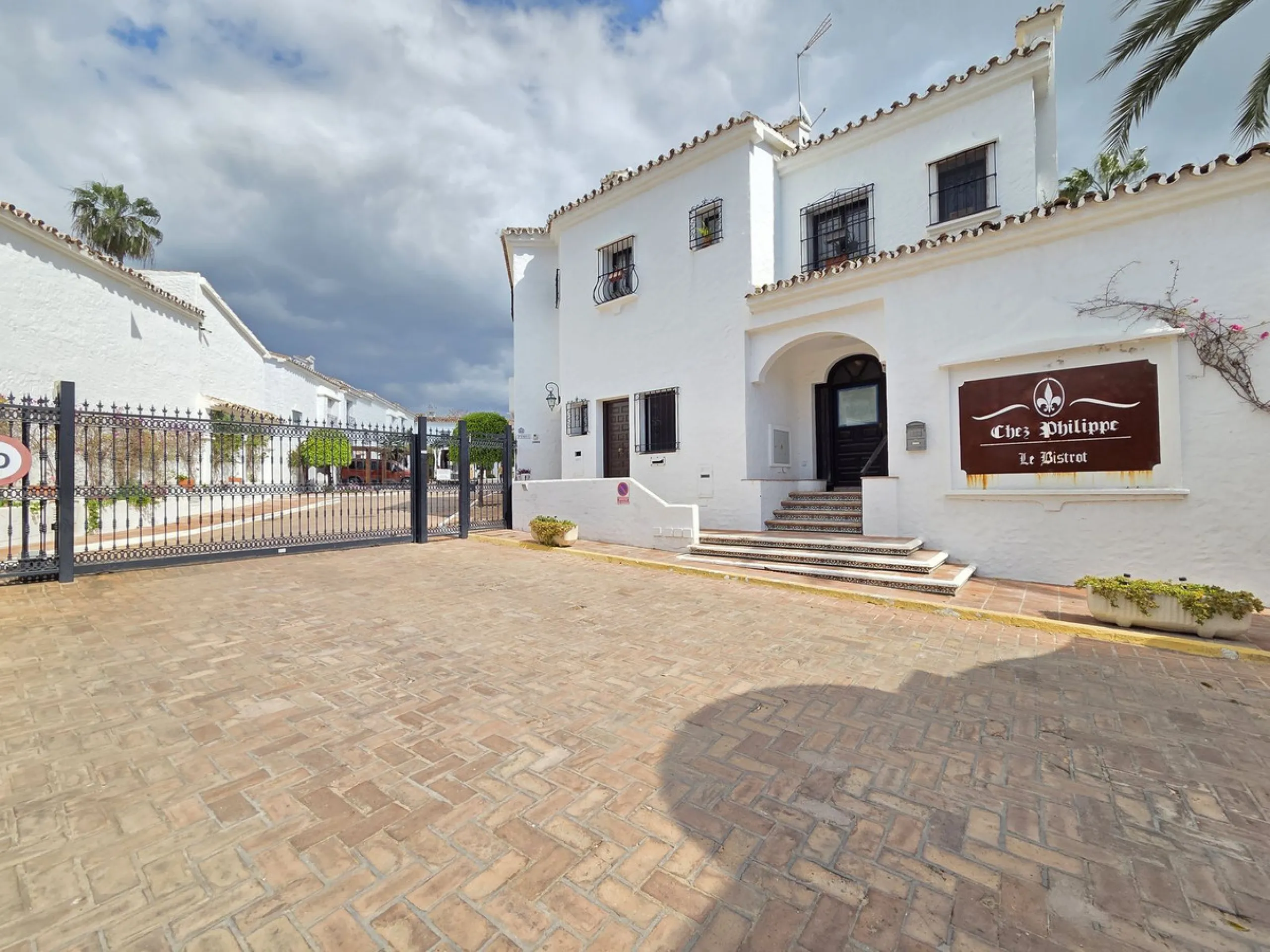 LOS NARANJOS COUNTRY CLUB