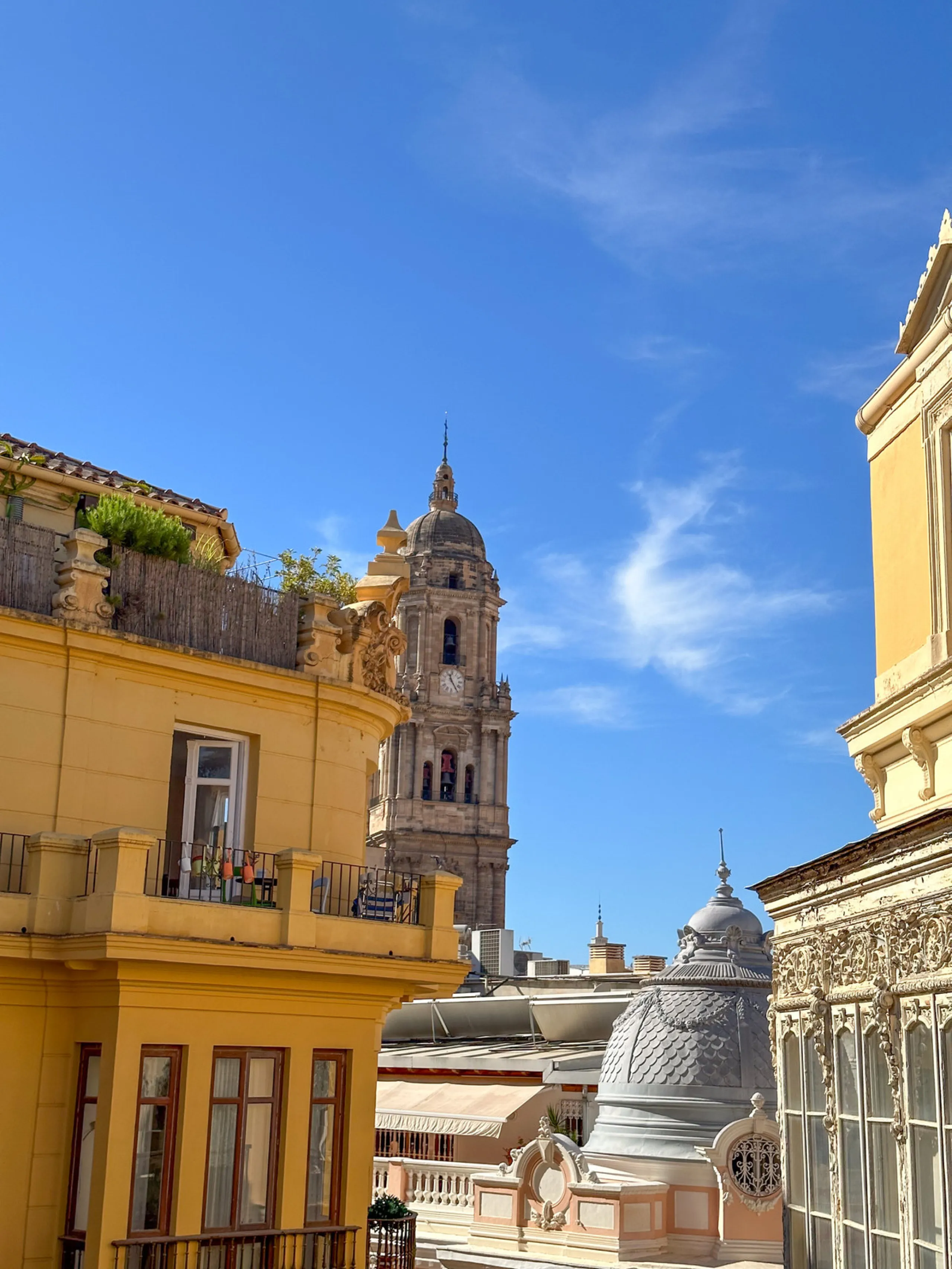 Apartment - Middle Floor Apartment в продаже в Málaga, Málaga. В доме 3 спален и 1 ванных комнат. Площадь дома 105 м²