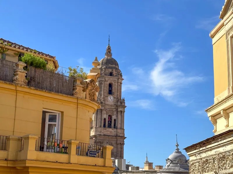 Apartment - Middle Floor Apartment в продаже в Málaga, Málaga. В доме 3 спален и 1 ванных комнат. Площадь дома 105 м²