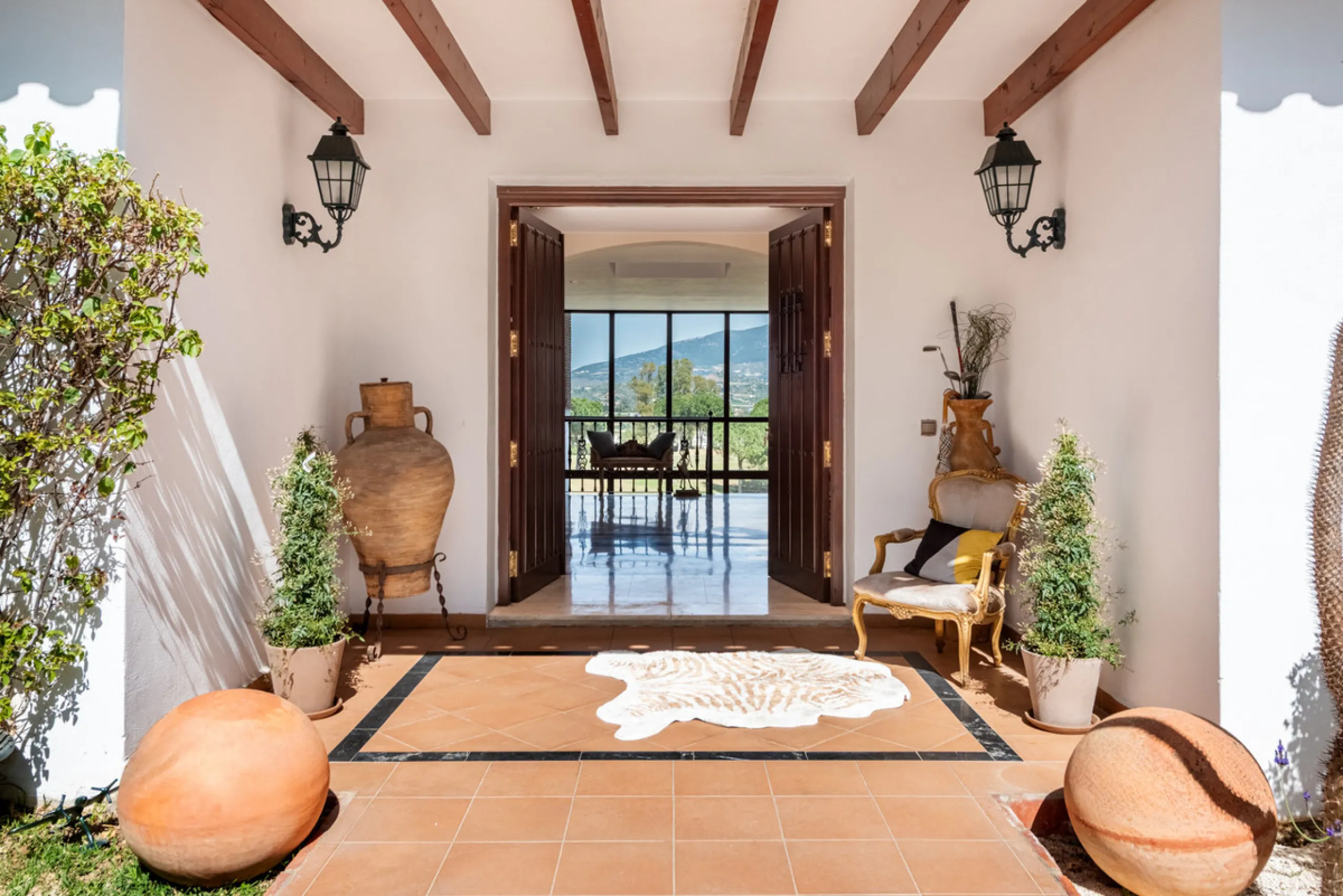 This very rare and elegant 4-bedroom home, by the well-known, Marbella architect Jacobson/Gonzales is a perfect example of this architect's eye for details and light.