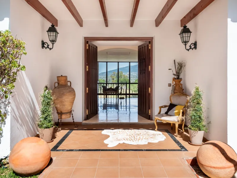 This very rare and elegant 4-bedroom home, by the well-known, Marbella architect Jacobson/Gonzales is a perfect example of this architect's eye for details and light.
