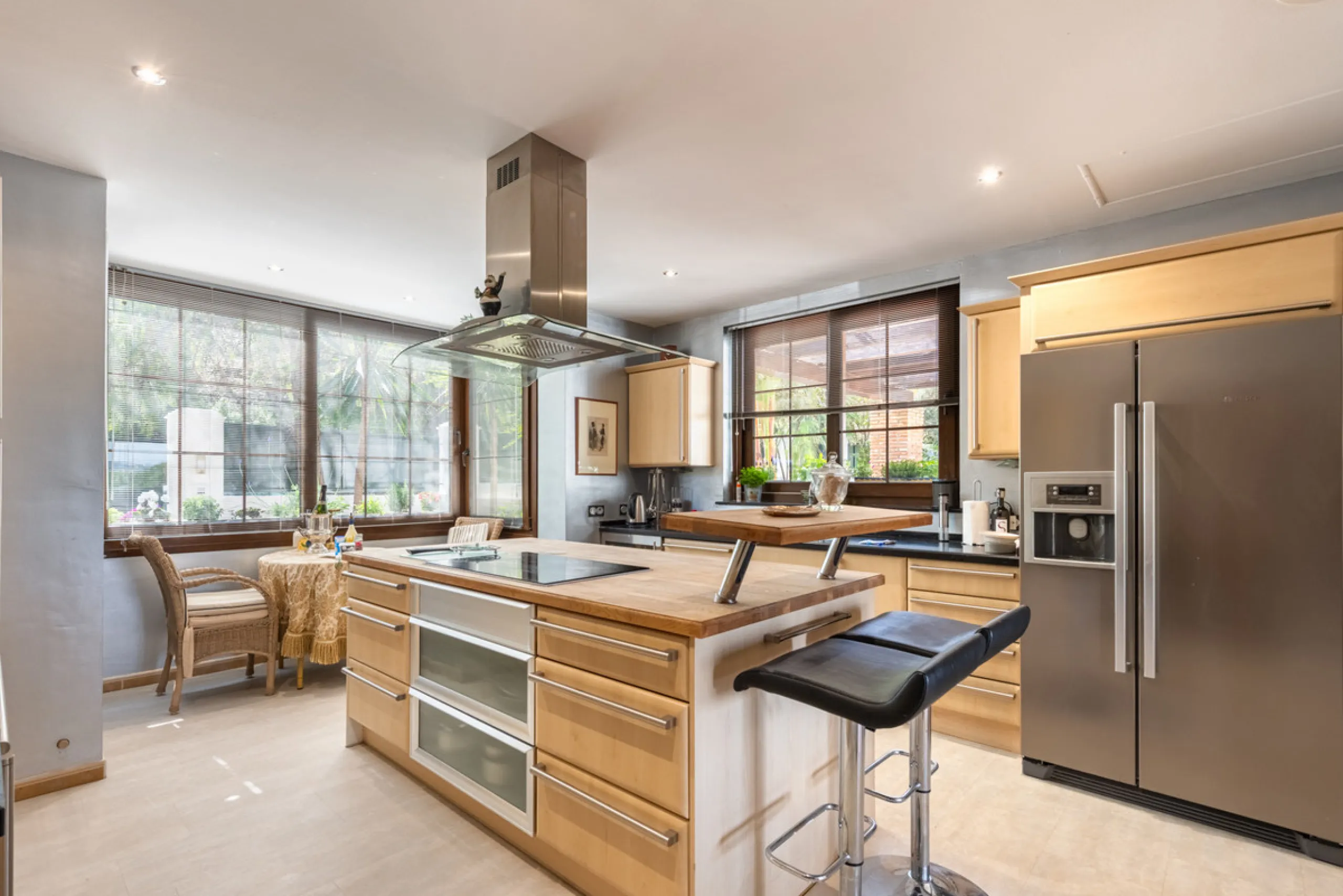 This very rare and elegant 4-bedroom home, by the well-known, Marbella architect Jacobson/Gonzales is a perfect example of this architect's eye for details and light.