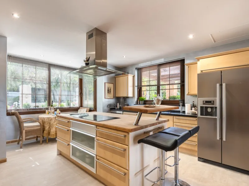 This very rare and elegant 4-bedroom home, by the well-known, Marbella architect Jacobson/Gonzales is a perfect example of this architect's eye for details and light.