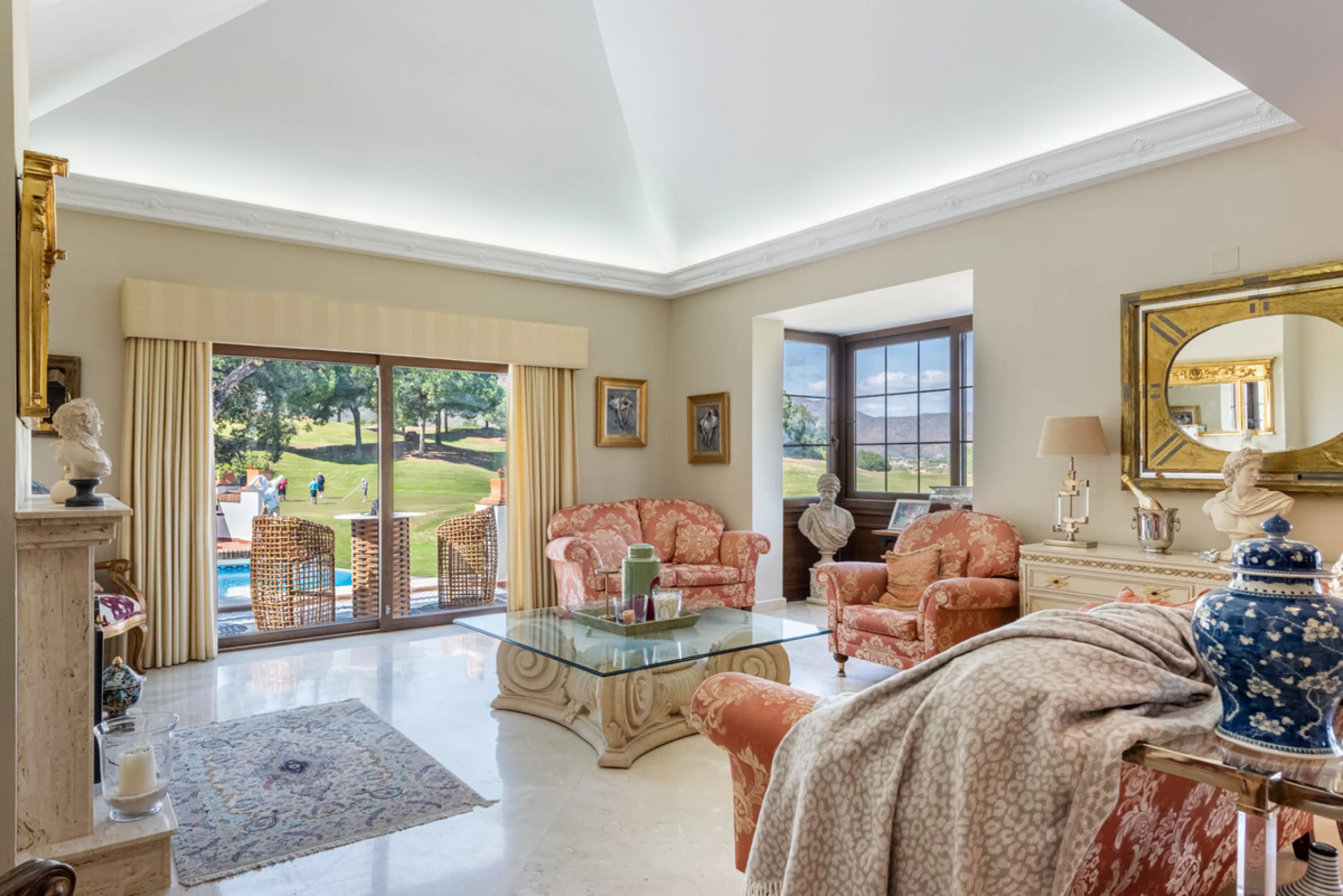 This very rare and elegant 4-bedroom home, by the well-known, Marbella architect Jacobson/Gonzales is a perfect example of this architect's eye for details and light.