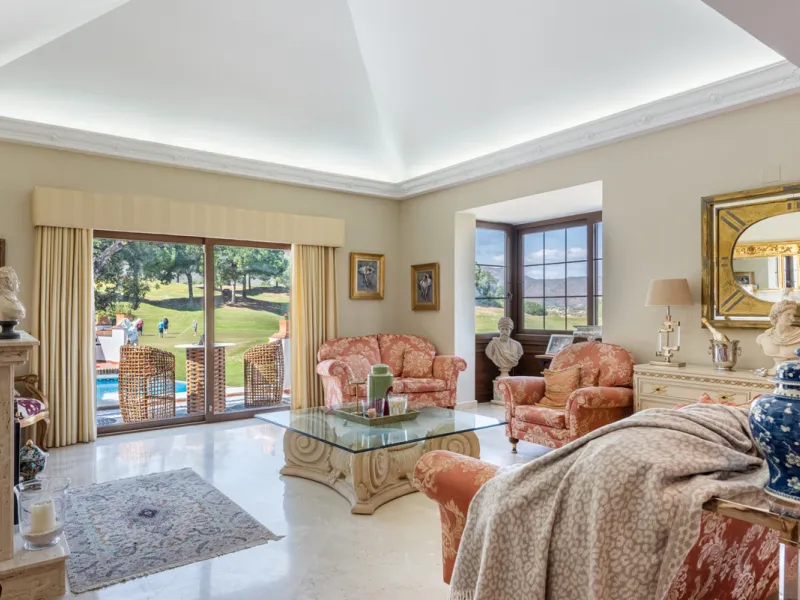 This very rare and elegant 4-bedroom home, by the well-known, Marbella architect Jacobson/Gonzales is a perfect example of this architect's eye for details and light.