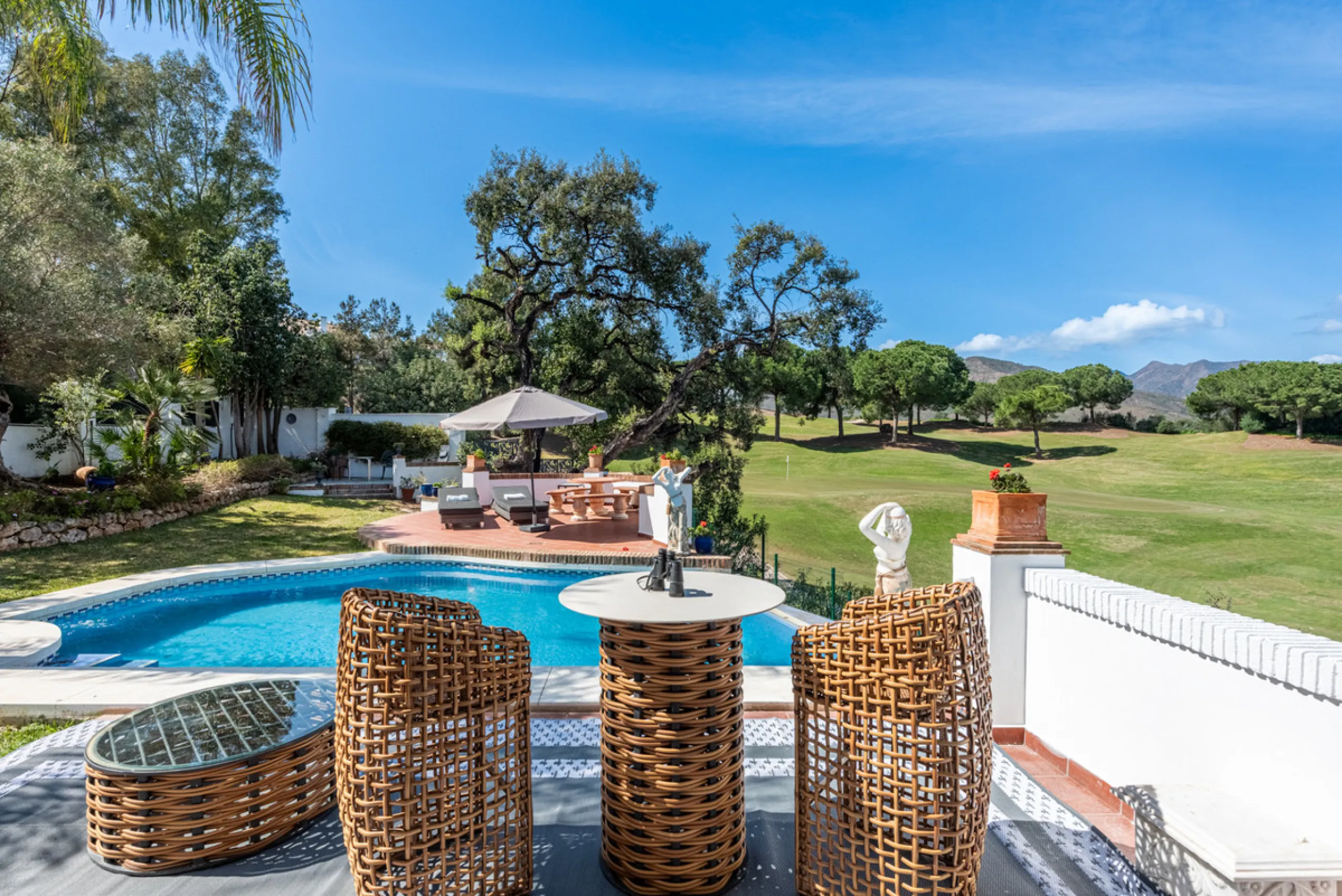 This very rare and elegant 4-bedroom home, by the well-known, Marbella architect Jacobson/Gonzales is a perfect example of this architect's eye for details and light.