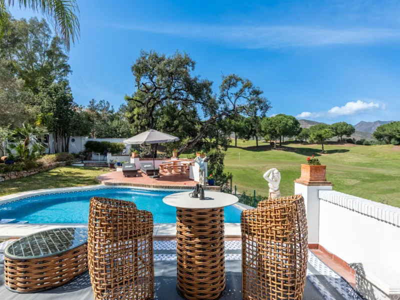 This very rare and elegant 4-bedroom home, by the well-known, Marbella architect Jacobson/Gonzales is a perfect example of this architect's eye for details and light.