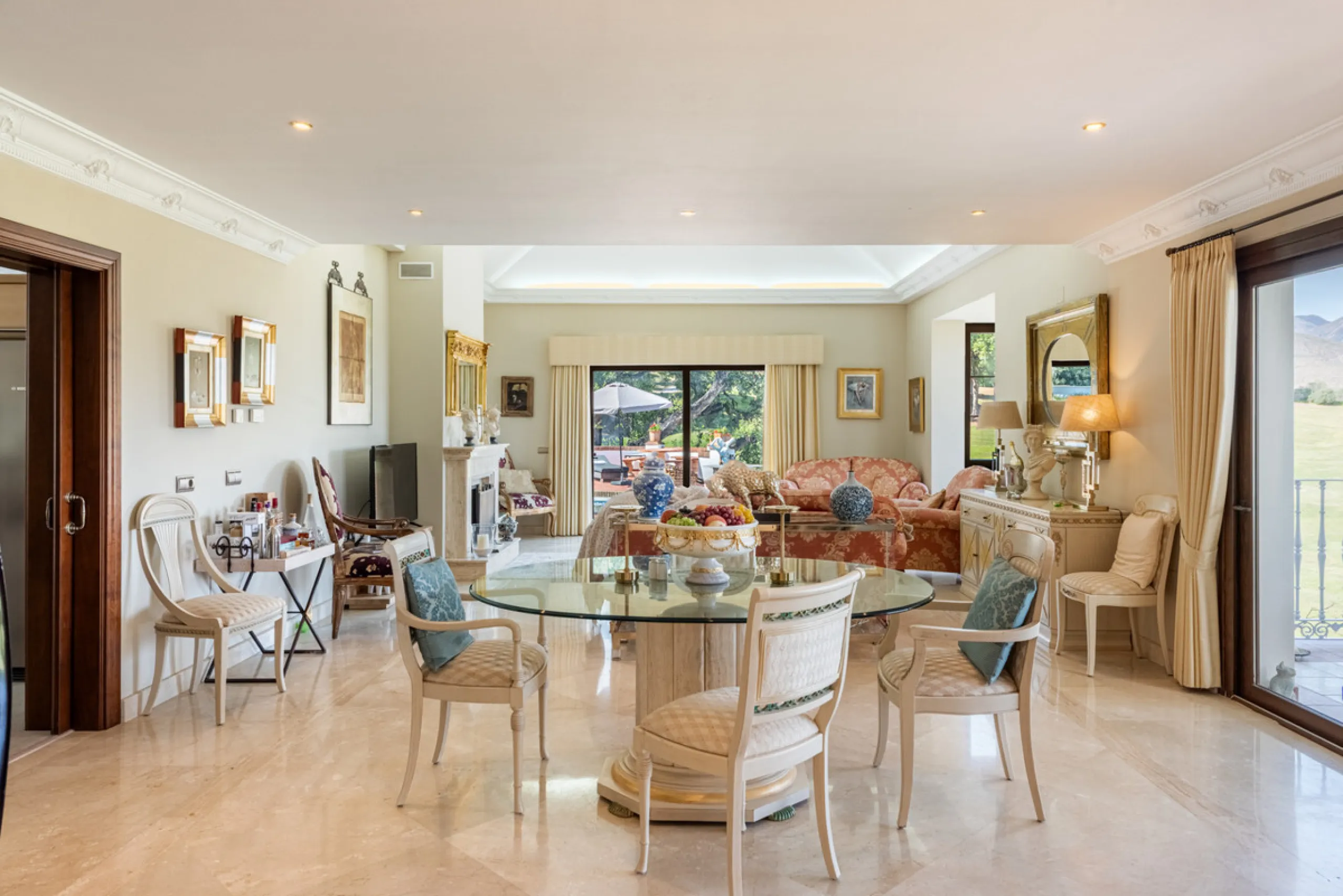 This very rare and elegant 4-bedroom home, by the well-known, Marbella architect Jacobson/Gonzales is a perfect example of this architect's eye for details and light.