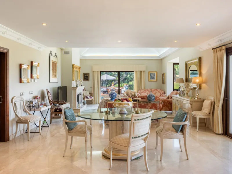 This very rare and elegant 4-bedroom home, by the well-known, Marbella architect Jacobson/Gonzales is a perfect example of this architect's eye for details and light.