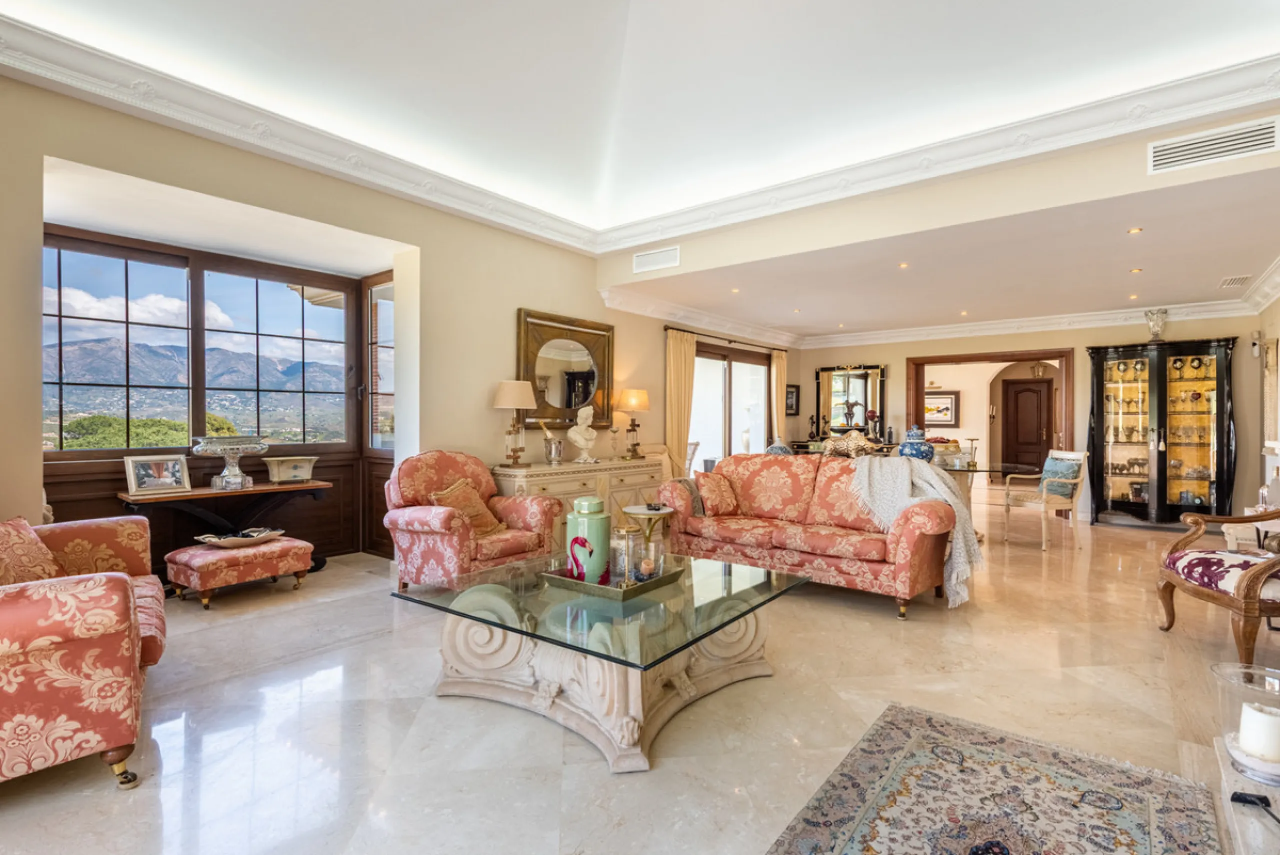 This very rare and elegant 4-bedroom home, by the well-known, Marbella architect Jacobson/Gonzales is a perfect example of this architect's eye for details and light.