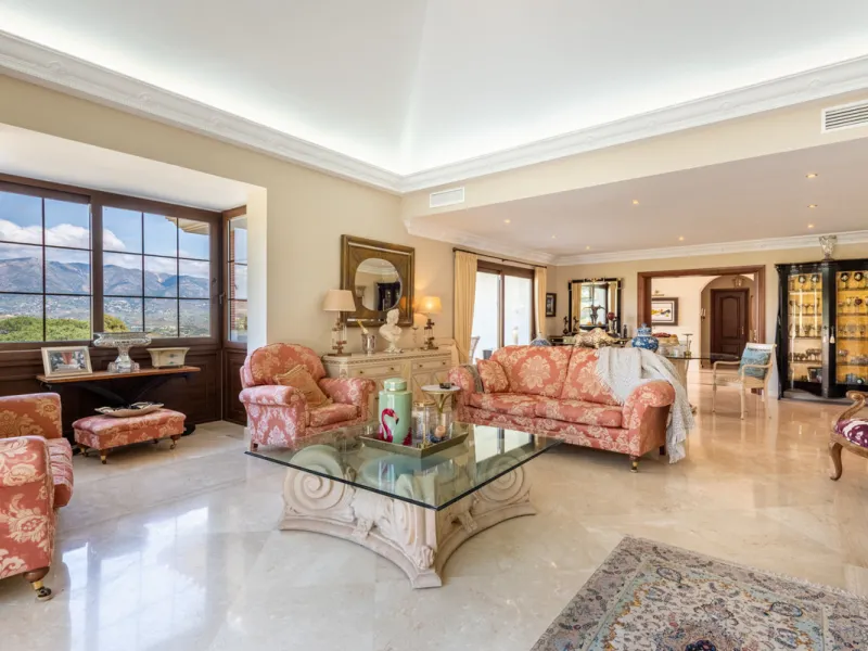 This very rare and elegant 4-bedroom home, by the well-known, Marbella architect Jacobson/Gonzales is a perfect example of this architect's eye for details and light.