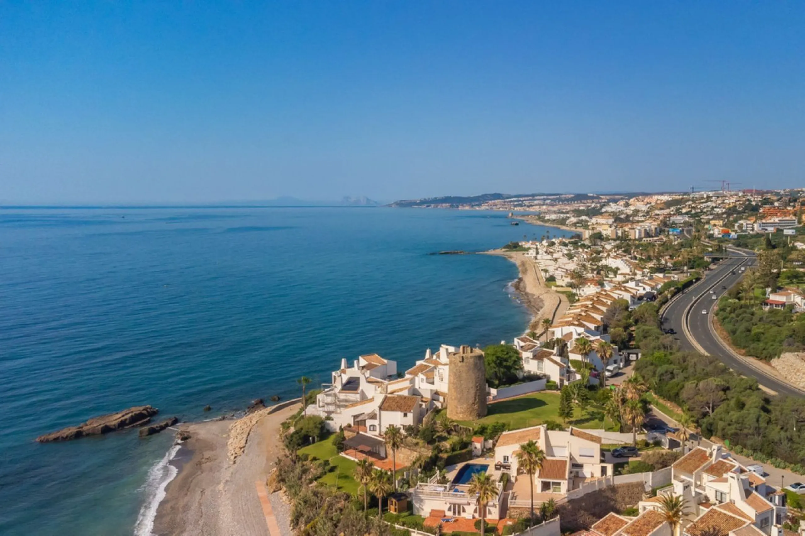 MAGNIFICENT DETACHED VILLA WITH BEAUTIFUL SEA VIEWS! Located in a URBANIZATION ON THE BEACHFRONT LINE, ONLY 2 MIN FROM THE BEACH ON FOOT AND 7 MIN BY CAR FROM THE HISTORIC CENTER OF ESTEPONA. It is very well connected on foot through the beautiful coastal