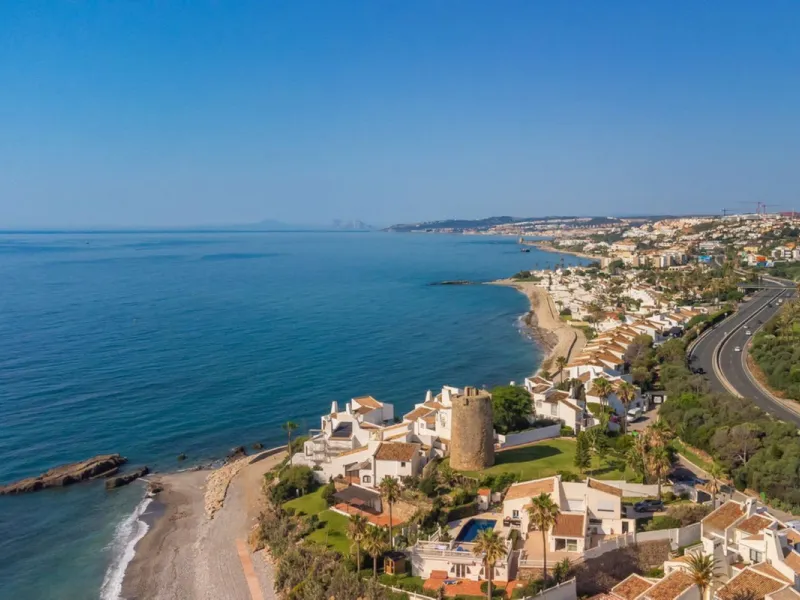 MAGNIFICENT DETACHED VILLA WITH BEAUTIFUL SEA VIEWS! Located in a URBANIZATION ON THE BEACHFRONT LINE, ONLY 2 MIN FROM THE BEACH ON FOOT AND 7 MIN BY CAR FROM THE HISTORIC CENTER OF ESTEPONA. It is very well connected on foot through the beautiful coastal