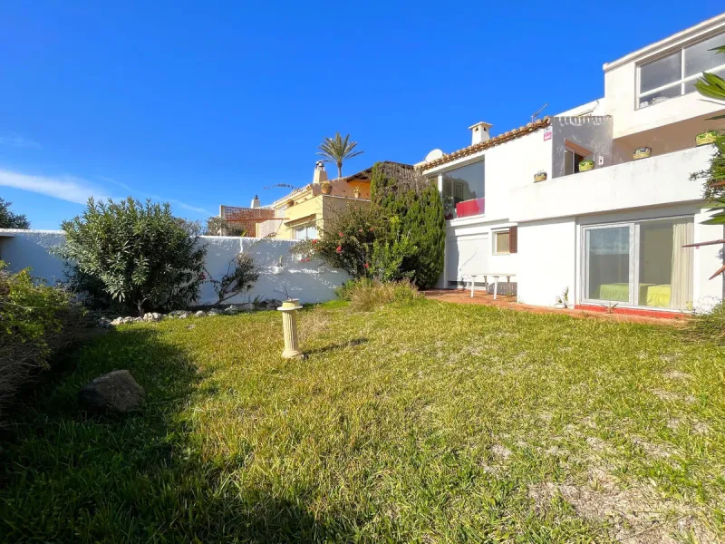 MAGNIFICENT DETACHED VILLA WITH BEAUTIFUL SEA VIEWS! Located in a URBANIZATION ON THE BEACHFRONT LINE, ONLY 2 MIN FROM THE BEACH ON FOOT AND 7 MIN BY CAR FROM THE HISTORIC CENTER OF ESTEPONA. It is very well connected on foot through the beautiful coastal