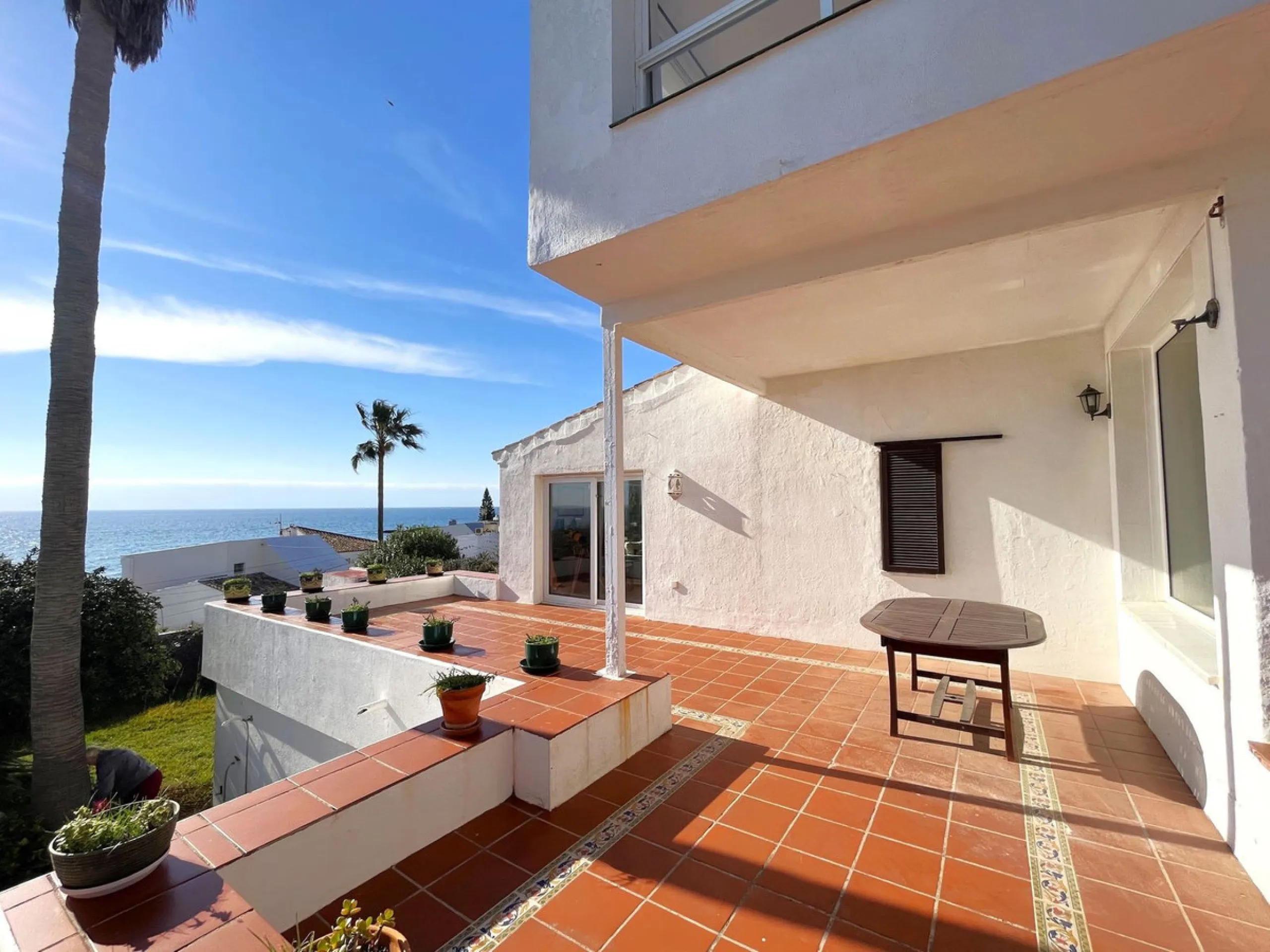 MAGNIFICENT DETACHED VILLA WITH BEAUTIFUL SEA VIEWS! Located in a URBANIZATION ON THE BEACHFRONT LINE, ONLY 2 MIN FROM THE BEACH ON FOOT AND 7 MIN BY CAR FROM THE HISTORIC CENTER OF ESTEPONA. It is very well connected on foot through the beautiful coastal