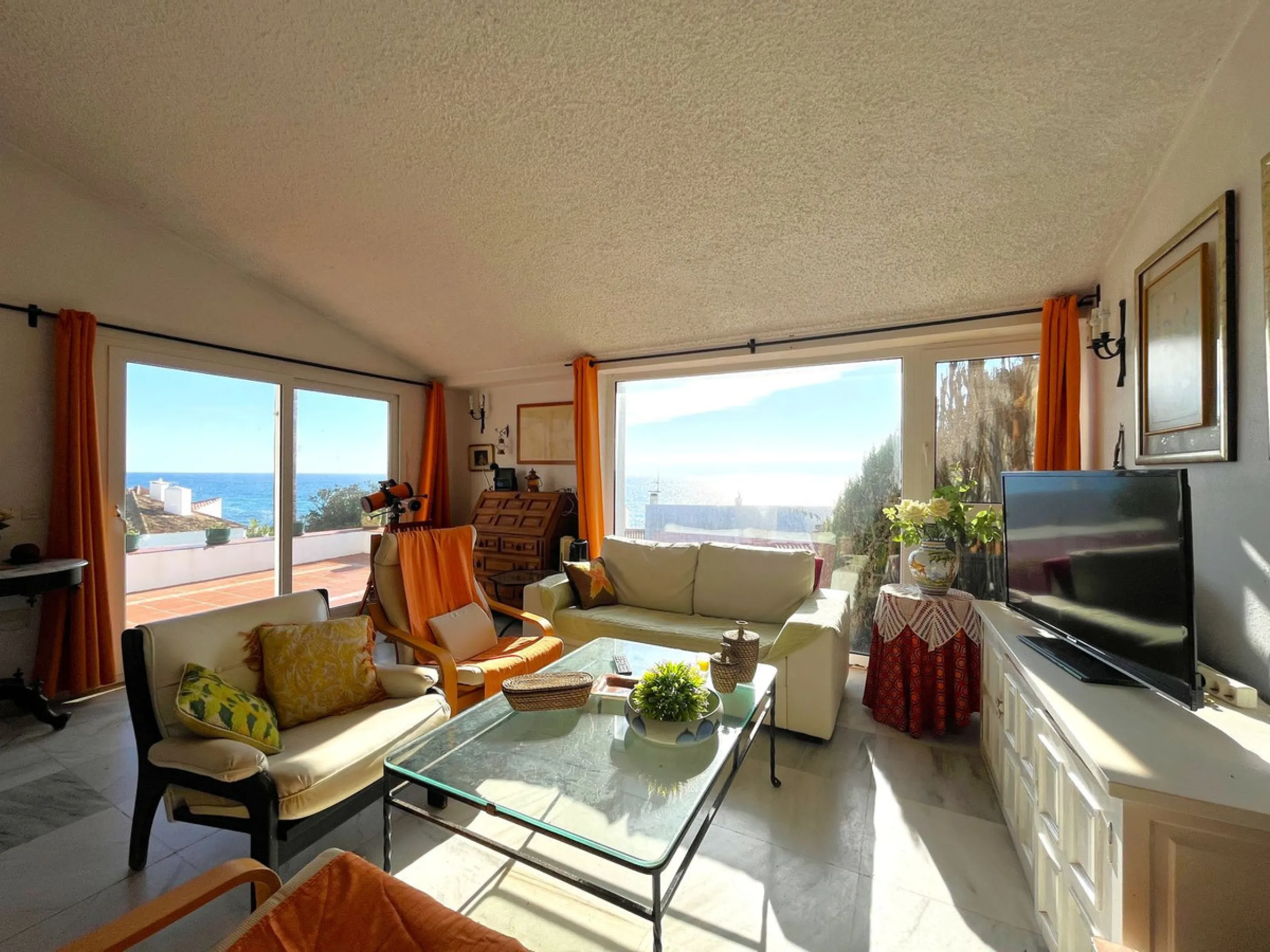 MAGNIFICENT DETACHED VILLA WITH BEAUTIFUL SEA VIEWS! Located in a URBANIZATION ON THE BEACHFRONT LINE, ONLY 2 MIN FROM THE BEACH ON FOOT AND 7 MIN BY CAR FROM THE HISTORIC CENTER OF ESTEPONA. It is very well connected on foot through the beautiful coastal