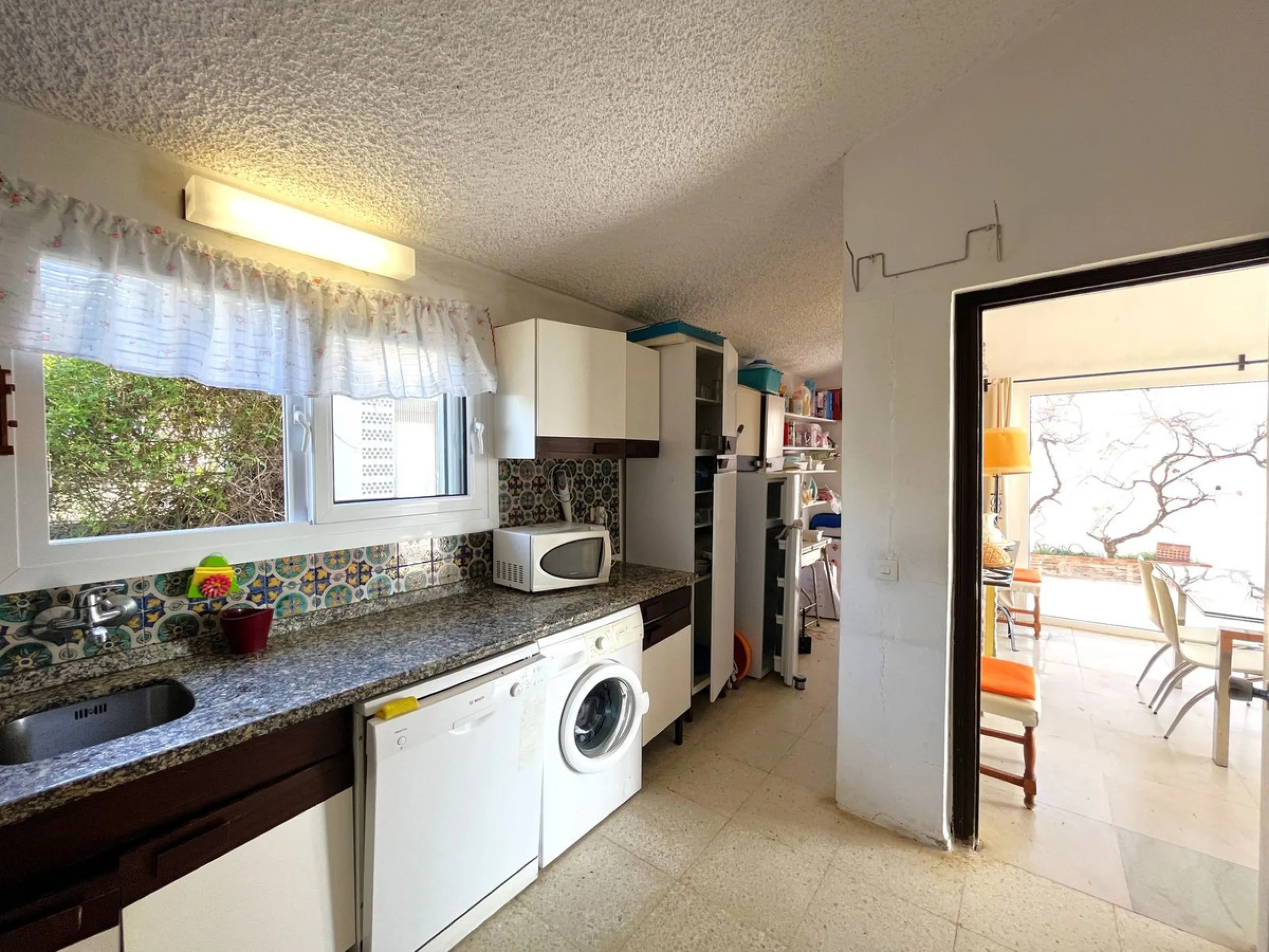 MAGNIFICENT DETACHED VILLA WITH BEAUTIFUL SEA VIEWS! Located in a URBANIZATION ON THE BEACHFRONT LINE, ONLY 2 MIN FROM THE BEACH ON FOOT AND 7 MIN BY CAR FROM THE HISTORIC CENTER OF ESTEPONA. It is very well connected on foot through the beautiful coastal