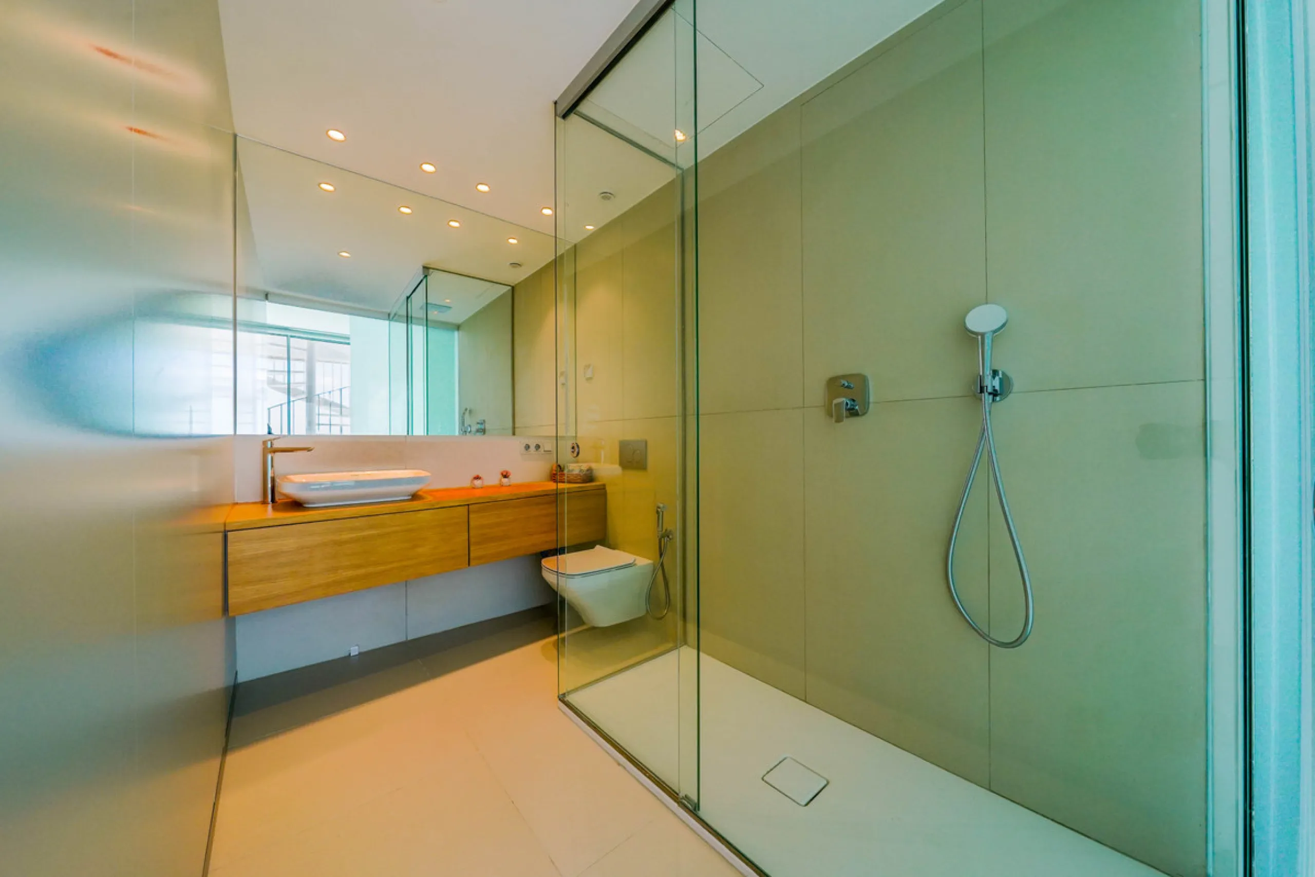 This beautiful south-facing duplex penthouse is located in the exclusive La Reserva del Higuerón Resort, Fuengirola. The property offers a bright and modern open-plan living and dining area with a fully fitted kitchen, designed for comfort and functionali