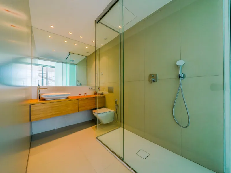 This beautiful south-facing duplex penthouse is located in the exclusive La Reserva del Higuerón Resort, Fuengirola. The property offers a bright and modern open-plan living and dining area with a fully fitted kitchen, designed for comfort and functionali