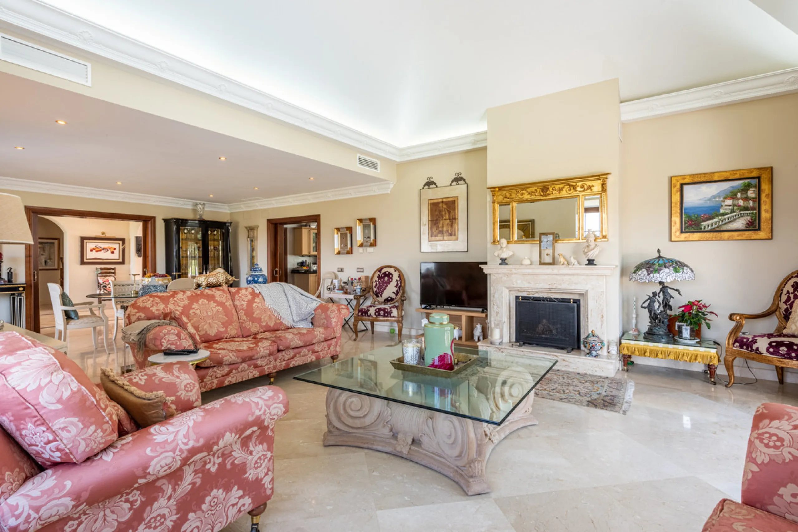 This very rare and elegant 4-bedroom home, by the well-known, Marbella architect Jacobson/Gonzales is a perfect example of this architect's eye for details and light.