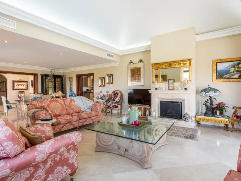 This very rare and elegant 4-bedroom home, by the well-known, Marbella architect Jacobson/Gonzales is a perfect example of this architect's eye for details and light.