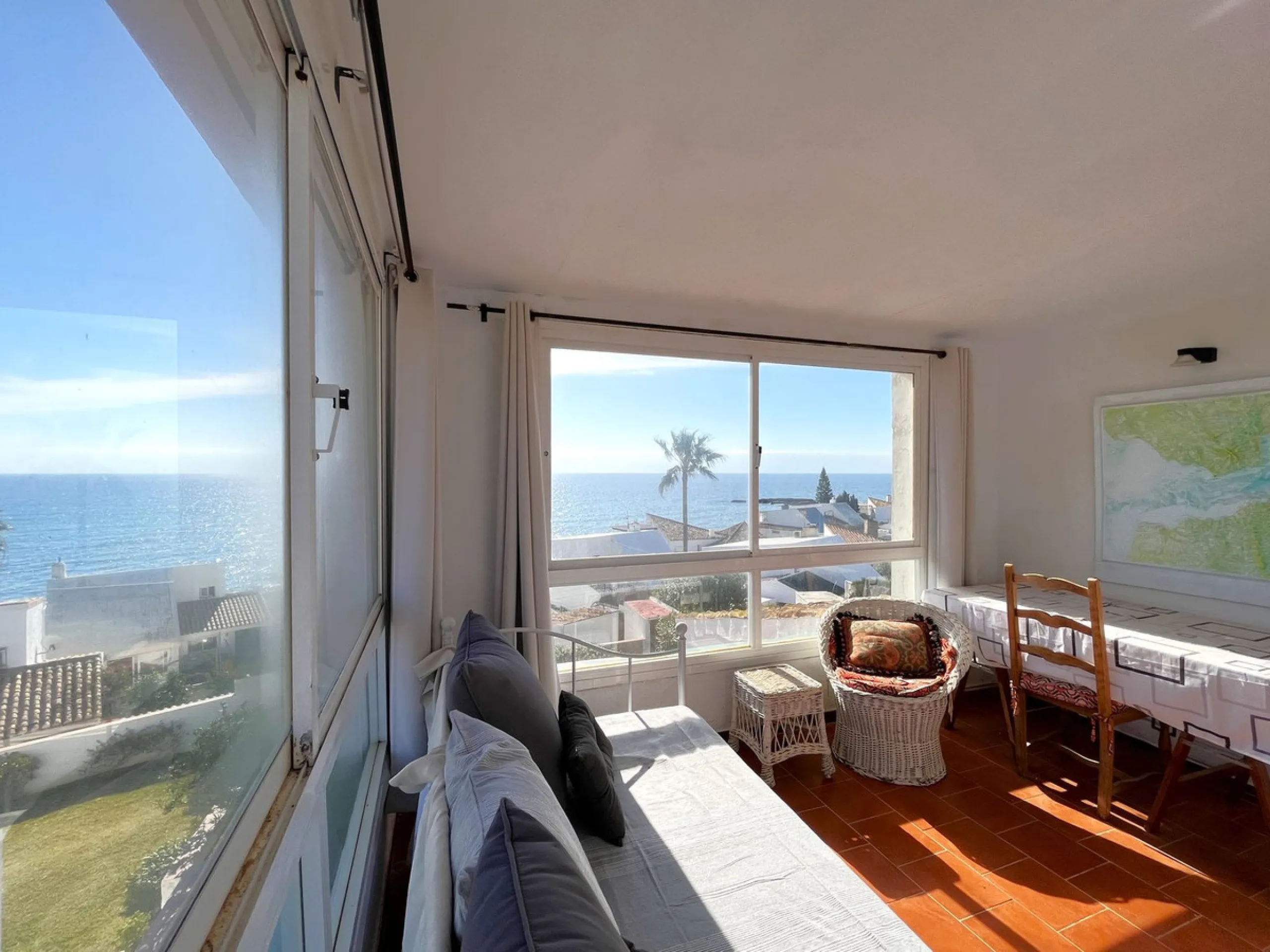 MAGNIFICENT DETACHED VILLA WITH BEAUTIFUL SEA VIEWS! Located in a URBANIZATION ON THE BEACHFRONT LINE, ONLY 2 MIN FROM THE BEACH ON FOOT AND 7 MIN BY CAR FROM THE HISTORIC CENTER OF ESTEPONA. It is very well connected on foot through the beautiful coastal