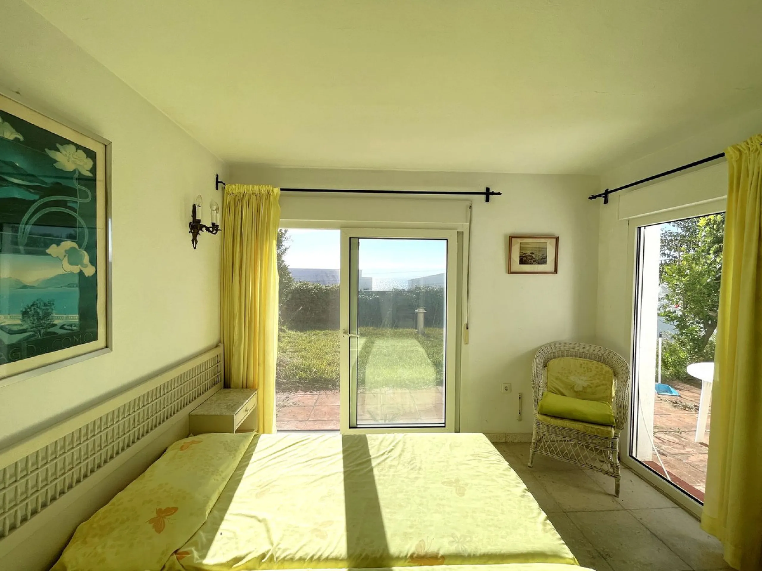 MAGNIFICENT DETACHED VILLA WITH BEAUTIFUL SEA VIEWS! Located in a URBANIZATION ON THE BEACHFRONT LINE, ONLY 2 MIN FROM THE BEACH ON FOOT AND 7 MIN BY CAR FROM THE HISTORIC CENTER OF ESTEPONA. It is very well connected on foot through the beautiful coastal