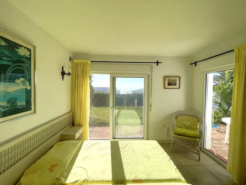 MAGNIFICENT DETACHED VILLA WITH BEAUTIFUL SEA VIEWS! Located in a URBANIZATION ON THE BEACHFRONT LINE, ONLY 2 MIN FROM THE BEACH ON FOOT AND 7 MIN BY CAR FROM THE HISTORIC CENTER OF ESTEPONA. It is very well connected on foot through the beautiful coastal