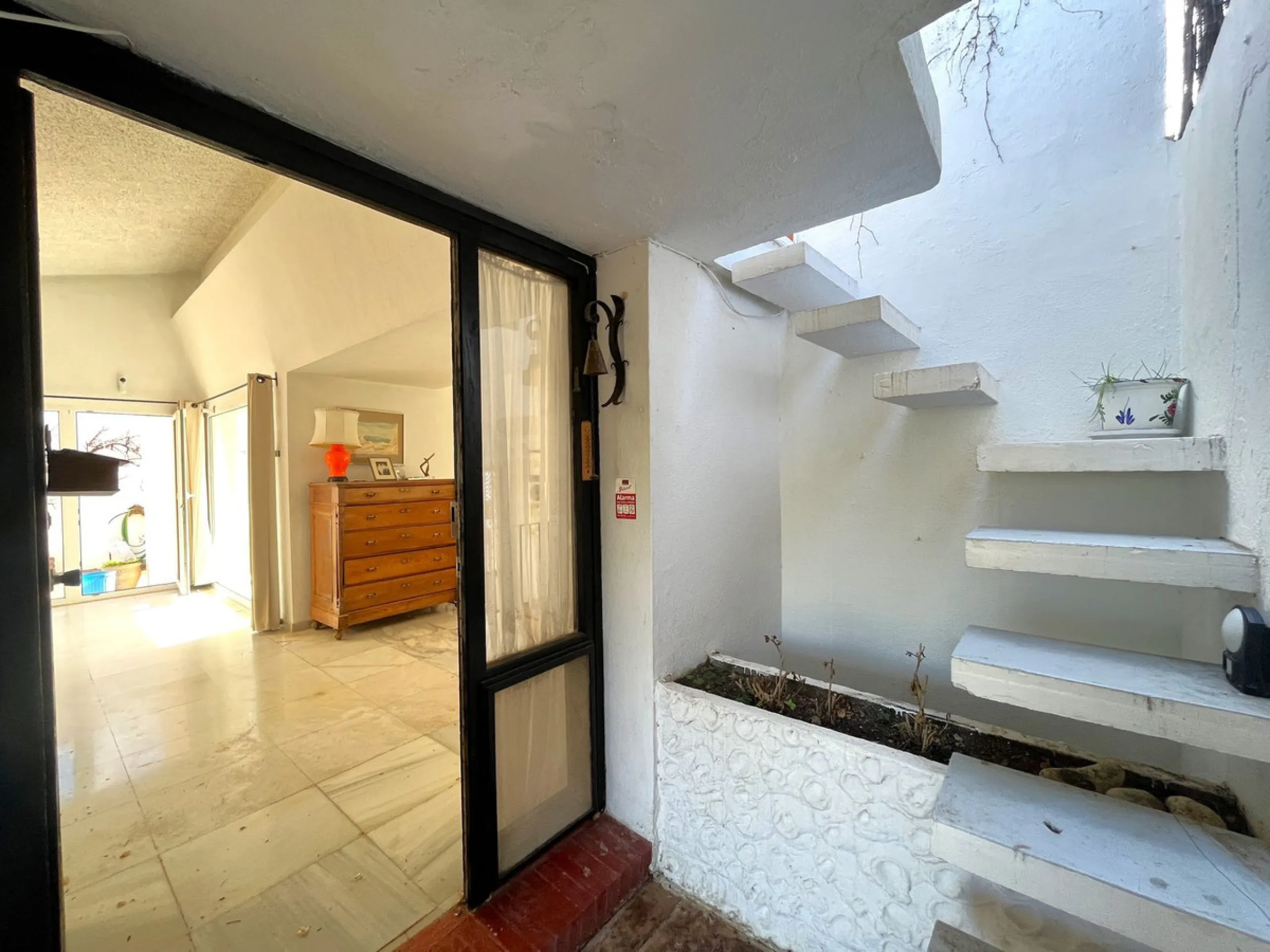 MAGNIFICENT DETACHED VILLA WITH BEAUTIFUL SEA VIEWS! Located in a URBANIZATION ON THE BEACHFRONT LINE, ONLY 2 MIN FROM THE BEACH ON FOOT AND 7 MIN BY CAR FROM THE HISTORIC CENTER OF ESTEPONA. It is very well connected on foot through the beautiful coastal