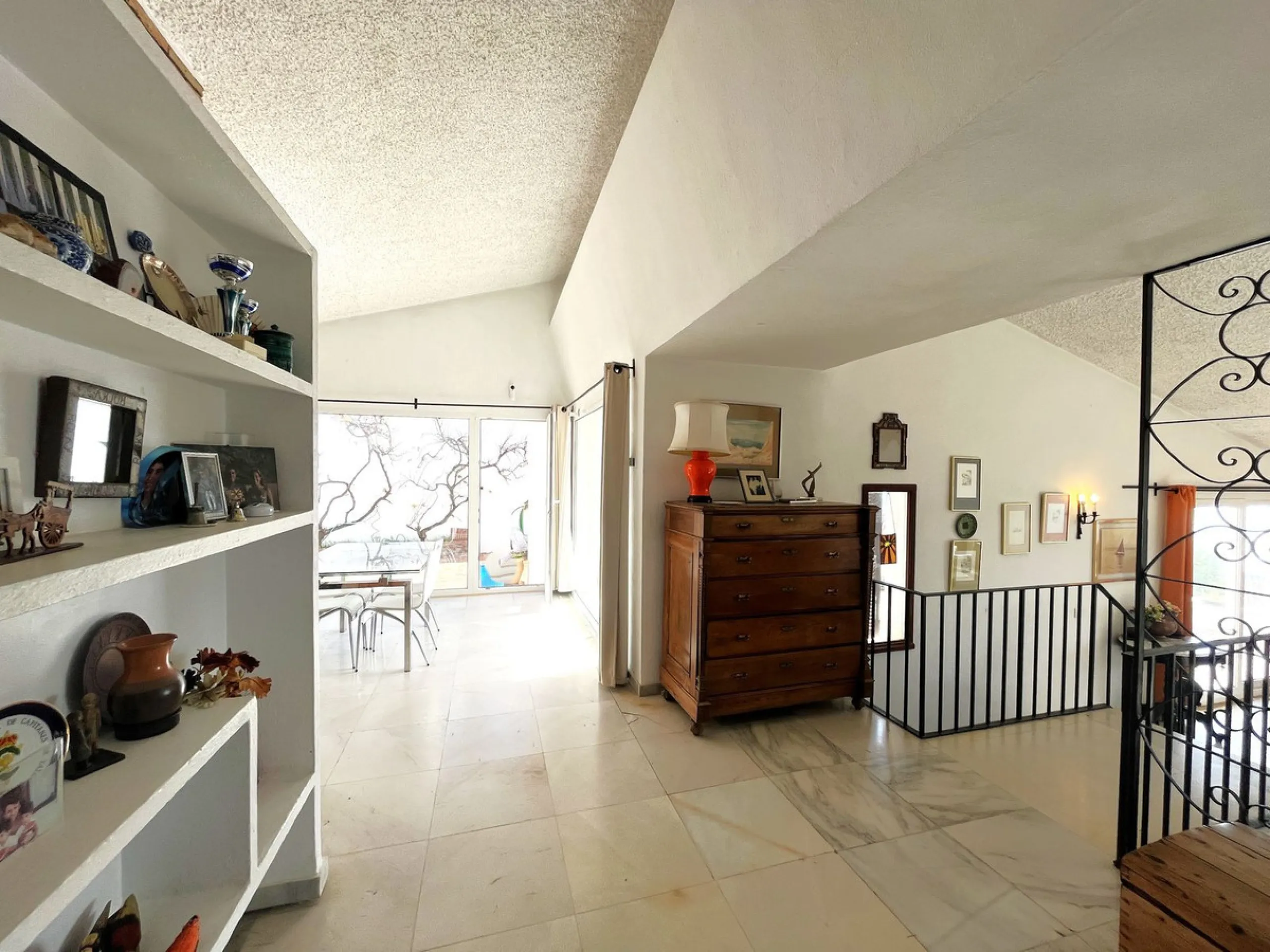 MAGNIFICENT DETACHED VILLA WITH BEAUTIFUL SEA VIEWS! Located in a URBANIZATION ON THE BEACHFRONT LINE, ONLY 2 MIN FROM THE BEACH ON FOOT AND 7 MIN BY CAR FROM THE HISTORIC CENTER OF ESTEPONA. It is very well connected on foot through the beautiful coastal