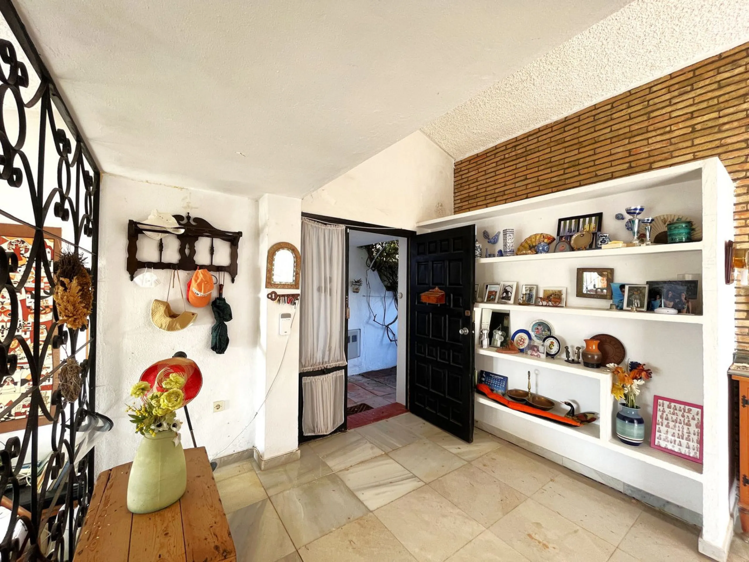 MAGNIFICENT DETACHED VILLA WITH BEAUTIFUL SEA VIEWS! Located in a URBANIZATION ON THE BEACHFRONT LINE, ONLY 2 MIN FROM THE BEACH ON FOOT AND 7 MIN BY CAR FROM THE HISTORIC CENTER OF ESTEPONA. It is very well connected on foot through the beautiful coastal