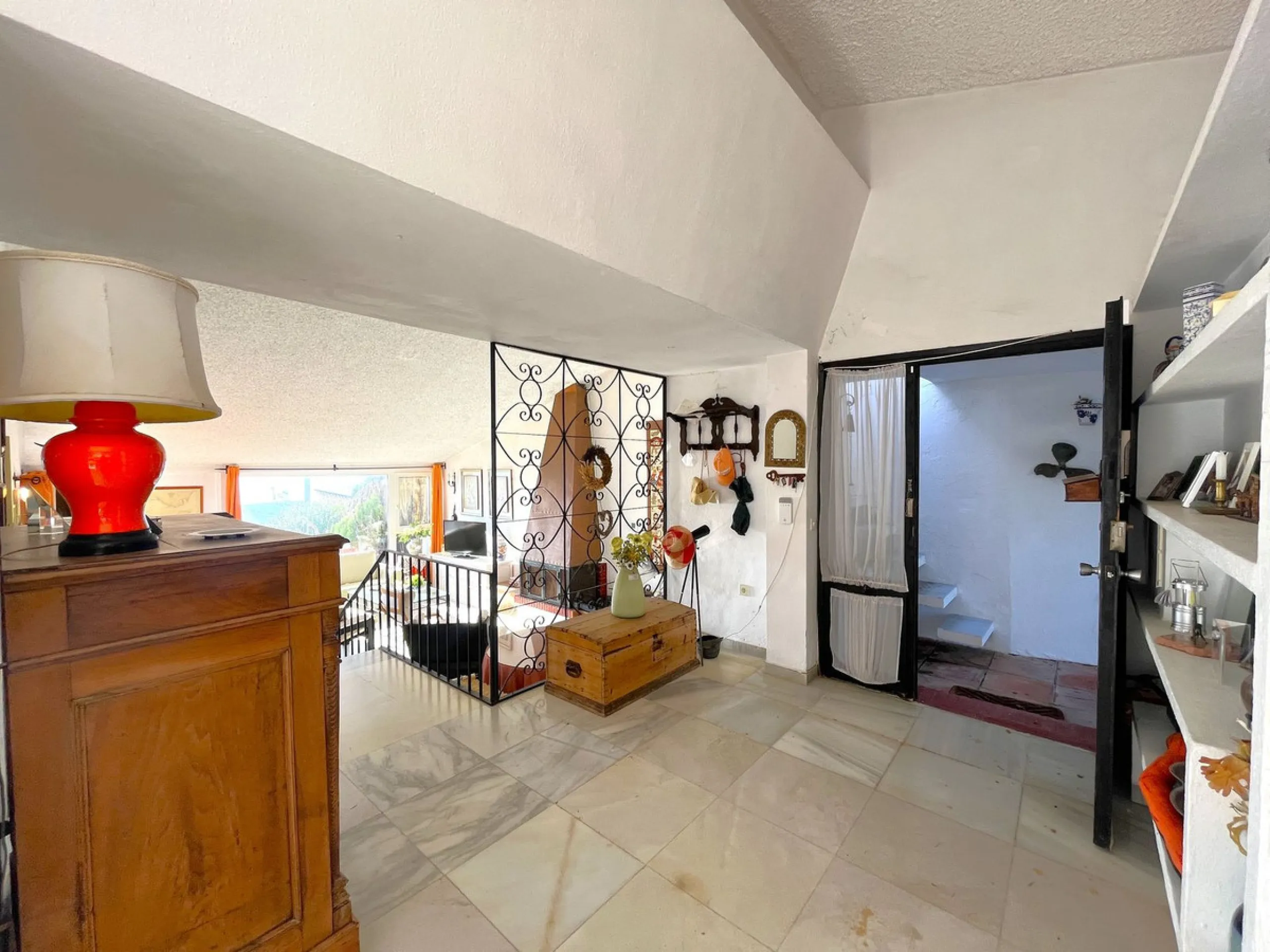 MAGNIFICENT DETACHED VILLA WITH BEAUTIFUL SEA VIEWS! Located in a URBANIZATION ON THE BEACHFRONT LINE, ONLY 2 MIN FROM THE BEACH ON FOOT AND 7 MIN BY CAR FROM THE HISTORIC CENTER OF ESTEPONA. It is very well connected on foot through the beautiful coastal