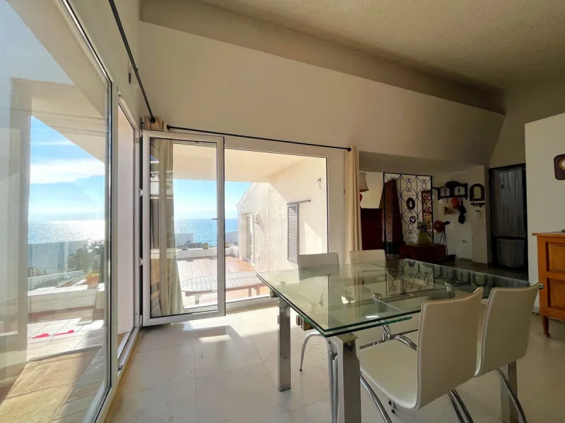MAGNIFICENT DETACHED VILLA WITH BEAUTIFUL SEA VIEWS! Located in a URBANIZATION ON THE BEACHFRONT LINE, ONLY 2 MIN FROM THE BEACH ON FOOT AND 7 MIN BY CAR FROM THE HISTORIC CENTER OF ESTEPONA. It is very well connected on foot through the beautiful coastal