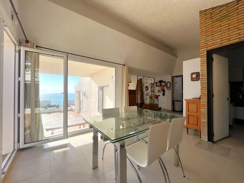 MAGNIFICENT DETACHED VILLA WITH BEAUTIFUL SEA VIEWS! Located in a URBANIZATION ON THE BEACHFRONT LINE, ONLY 2 MIN FROM THE BEACH ON FOOT AND 7 MIN BY CAR FROM THE HISTORIC CENTER OF ESTEPONA. It is very well connected on foot through the beautiful coastal
