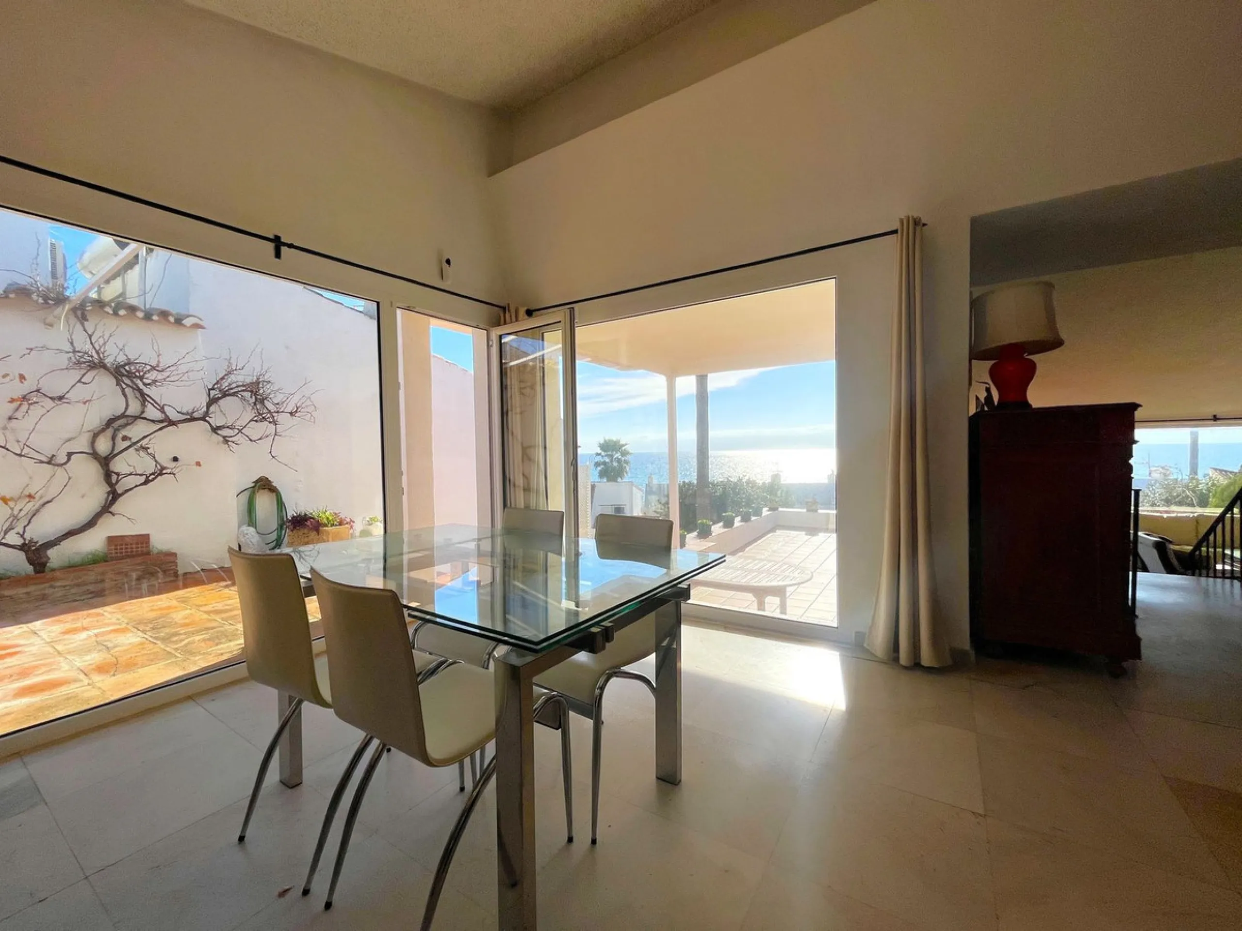 MAGNIFICENT DETACHED VILLA WITH BEAUTIFUL SEA VIEWS! Located in a URBANIZATION ON THE BEACHFRONT LINE, ONLY 2 MIN FROM THE BEACH ON FOOT AND 7 MIN BY CAR FROM THE HISTORIC CENTER OF ESTEPONA. It is very well connected on foot through the beautiful coastal