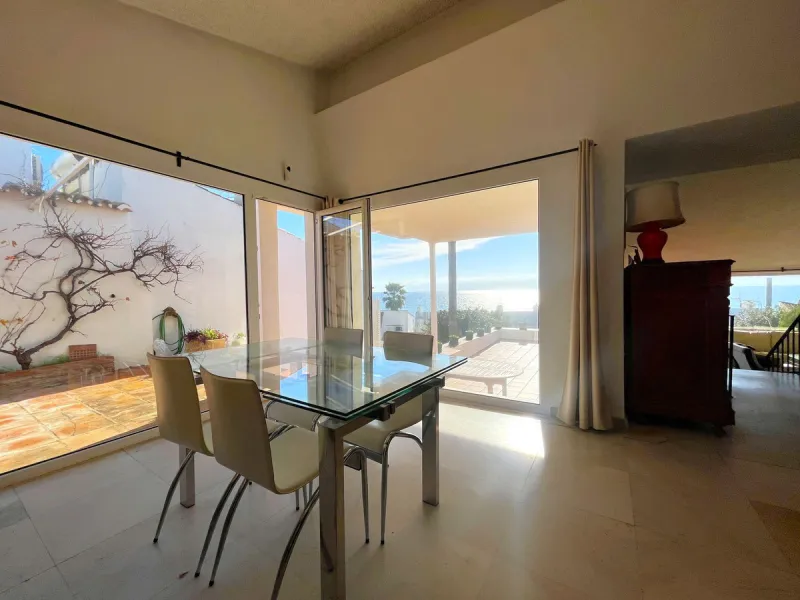 MAGNIFICENT DETACHED VILLA WITH BEAUTIFUL SEA VIEWS! Located in a URBANIZATION ON THE BEACHFRONT LINE, ONLY 2 MIN FROM THE BEACH ON FOOT AND 7 MIN BY CAR FROM THE HISTORIC CENTER OF ESTEPONA. It is very well connected on foot through the beautiful coastal